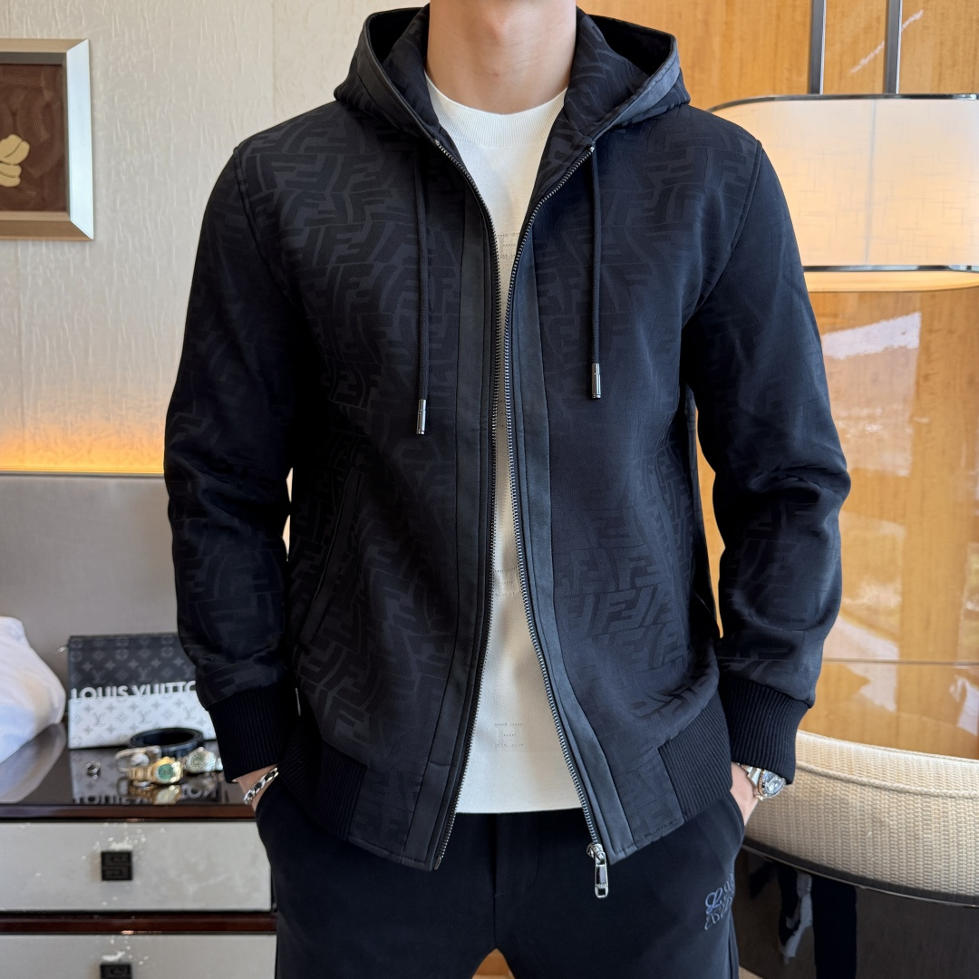 NO:528461,Fendi-2025ss autumn and winter big boutique business casual jacket, customized high-quality polyester fiber fabric!  Top-level fashion brand elements logo design, complete with three standards!  The original hardware and accessories have smooth lines and exquisite craftsmanship, excellent upper body style, comfortable fabric, windproof and warm, and casual matching are very fashionable, handsome, casual and fashionable men's must-have!  Size M-3XL can wear up to 190 catties!  ,fendi,jackets & coats,jackets & coats,alexander wang19860909芬迪- 2025ss秋冬大爆款精品商务休闲夹克外套,定制高品质聚酯纤维面料！顶级时尚大牌元素logo设计,三标齐全！原版五金辅料,线条流畅,工艺精致,上身版型超赞,面料舒适,挡风保暖,随意搭配都非常时尚帅气休闲时尚男仕必备款哦！尺码M-3XL 最大可穿190斤！,,fendi,jackets & coats,jackets & coats,alexander wang,Men's clothing