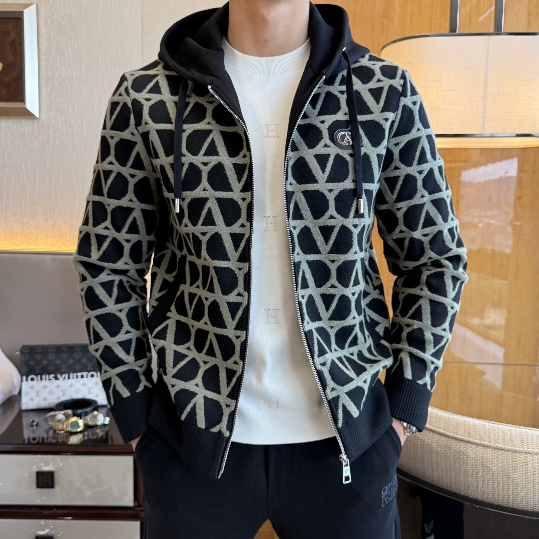 NO:528471,Valentino - 2025ss autumn and winter hot boutique business casual jacket, customized high-quality polyester fiber fabric!  Top-level fashion brand elements logo design, complete with three standards!  The original hardware and accessories have smooth lines and exquisite craftsmanship, excellent upper body style, comfortable fabric, windproof and warm, and casual matching are very fashionable, handsome, casual and fashionable men's must-have!  Size M-3XL can wear up to 190 catties!  , valentino,jackets & coats,jackets & coats,alexander wang19860909华伦天奴 - 2025ss秋冬大爆款精品商务休闲夹克外套,定制高品质聚酯纤维面料！顶级时尚大牌元素logo设计,三标齐全！原版五金辅料,线条流畅,工艺精致,上身版型超赞,面料舒适,挡风保暖,随意搭配都非常时尚帅气休闲时尚男仕必备款哦！尺码M-3XL 最大可穿190斤！,,valentino,jackets & coats,jackets & coats,alexander wang,Men's clothing