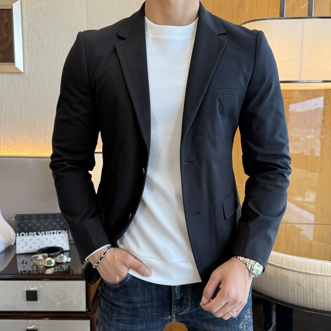 NO:528486,Prada - 2025ss Snake Year Autumn and Winter Casual Suit Jacket is the most fashionable and simple design, atmospheric and decent, and it highlights the exquisiteness in a casual manner. Fabric This technology customized polyester fiber fabric is not a traditional design, it looks more young and fashionable. Details are very particular. The upper body effect is a regular style but the tailoring is very special. The effect is not loose or slim. It is moderate. No matter how fat and thin you wear it, there are different styles and sizes 48-56,,prada,jackets & coats,business suit,alexander wang19860909普拉达 - 2025ss蛇年秋冬大爆款休闲西装外套 最为时尚简约设计,大气得体,随意中凸显精致.面料 此款科技定制聚酯纤维面料, 不是传统的设计 更加显得年轻时尚 细节 非常讲究 上身效果属于常规款但是剪裁非常特别 效果并不是宽松 也不是修身 属于适中 无论胖瘦穿上身 都有不同的风格尺码48-56,,prada,jackets & coats,business suit,alexander wang,Men's clothing