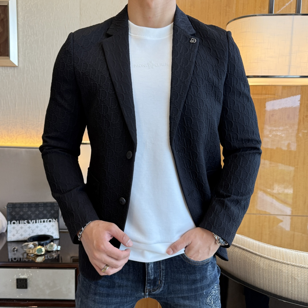 NO:527378,Dior - SS's autumn and winter clothing is a hottest casual blazer. It is the most fashionable and simple design, atmospheric and decent, and it highlights the exquisiteness casually. Fabric. This technology customized polyester fiber fabric is not a traditional design, it looks more young and fashionable. The details are very particular. The upper body effect is a regular style but the tailoring is very special. The effect is not loose or slim. It is moderate. No matter how fat and thin you wear it, there are different styles and sizes 48-56,,dior,jackets & coats,business suit,alexander wang19860909迪奥 - ss秋冬装大爆款休闲西装外套 最为时尚简约设计,大气得体,随意中凸显精致.面料 此款科技定制聚酯纤维面料, 不是传统的设计 更加显得年轻时尚 细节 非常讲究 上身效果属于常规款但是剪裁非常特别 效果并不是宽松 也不是修身 属于适中 无论胖瘦穿上身 都有不同的风格尺码48-56,,dior,jackets & coats,business suit,alexander wang,Men's clothing