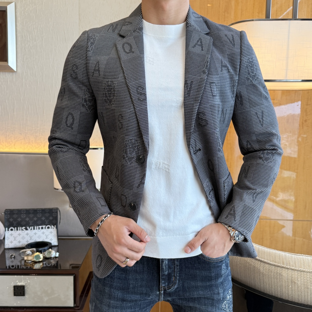 NO:527375,Armani - SS Fall and Winter Clothing Casual Suit Jacket is the most fashionable and simple design, atmospheric and decent, and it highlights the exquisiteness in a casual manner. Fabric This technology customized polyester fiber fabric is not a traditional design, it looks more young and fashionable. Details are very particular. The upper body effect is a regular style but the tailoring is very special. The effect is not loose or slim. It is moderate. No matter how fat and thin you wear it, there are different styles and sizes 48-56,,armani, jackets & coats,business suit,alexander wang19860909阿玛尼 - ss秋冬装大爆款休闲西装外套 最为时尚简约设计,大气得体,随意中凸显精致.面料 此款科技定制聚酯纤维面料, 不是传统的设计 更加显得年轻时尚 细节 非常讲究 上身效果属于常规款但是剪裁非常特别 效果并不是宽松 也不是修身 属于适中 无论胖瘦穿上身 都有不同的风格尺码48-56,,armani,jackets & coats,business suit,alexander wang,Men's clothing