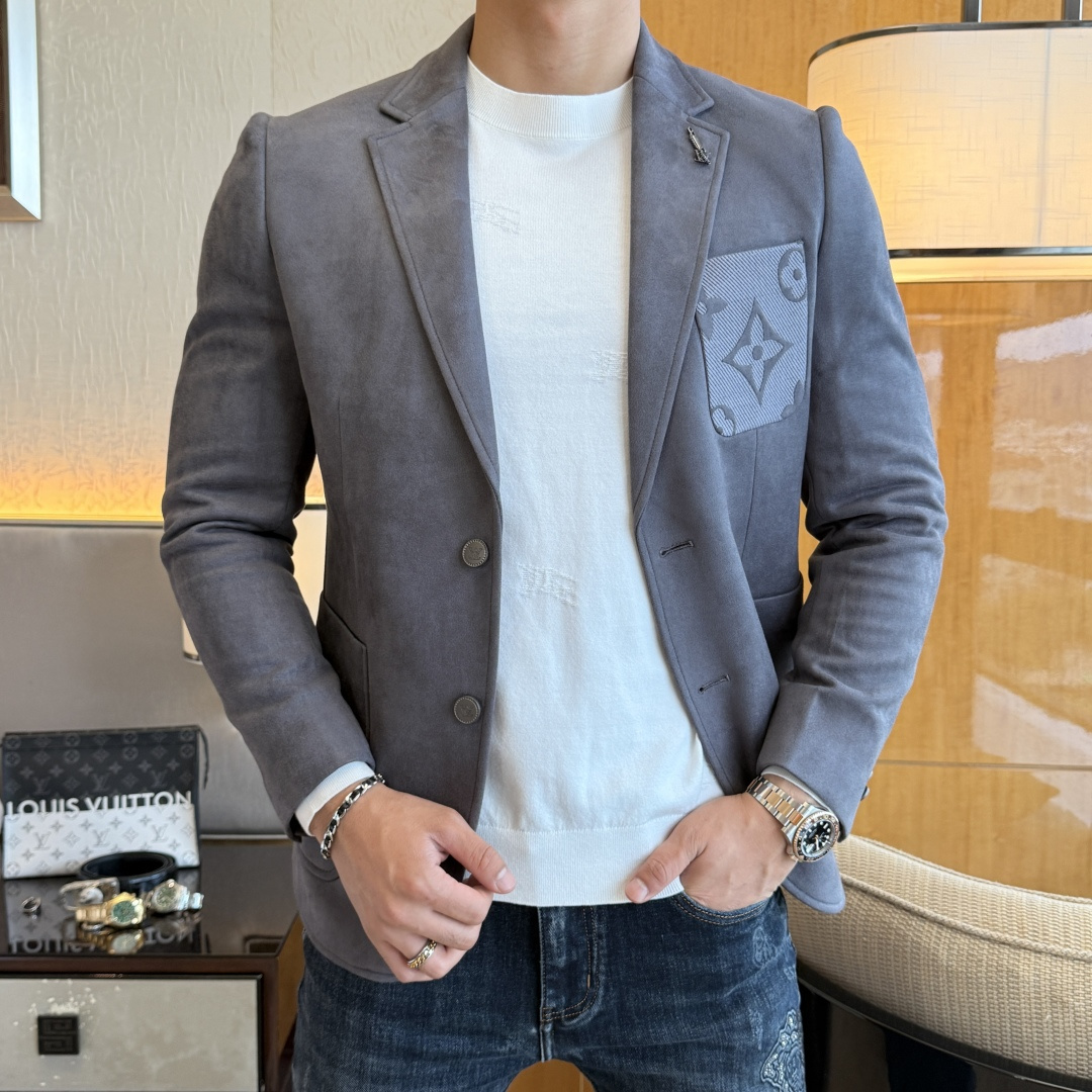 NO:528489,LV - 2025ss Snake Year Autumn and Winter Casual Suit Jacket The most fashionable and simple design, atmospheric and decent, highlighting exquisiteness in a casual manner. Fabric This technology customized polyester fiber fabric is not a traditional design, it looks more young and fashionable. Details are very particular. The upper body effect is a regular style but the tailoring is very special. The effect is not loose or slim. It is moderate. No matter how fat and thin you wear it, there are different styles and sizes 48-56,,louis vuitton,jackets & coats,business suit,alexander wang19860909LV - 2025ss蛇年秋冬大爆款休闲西装外套 最为时尚简约设计,大气得体,随意中凸显精致.面料 此款科技定制聚酯纤维面料, 不是传统的设计 更加显得年轻时尚 细节 非常讲究 上身效果属于常规款但是剪裁非常特别 效果并不是宽松 也不是修身 属于适中 无论胖瘦穿上身 都有不同的风格尺码48-56,,louis vuitton,jackets & coats,business suit,alexander wang,Men's clothing
