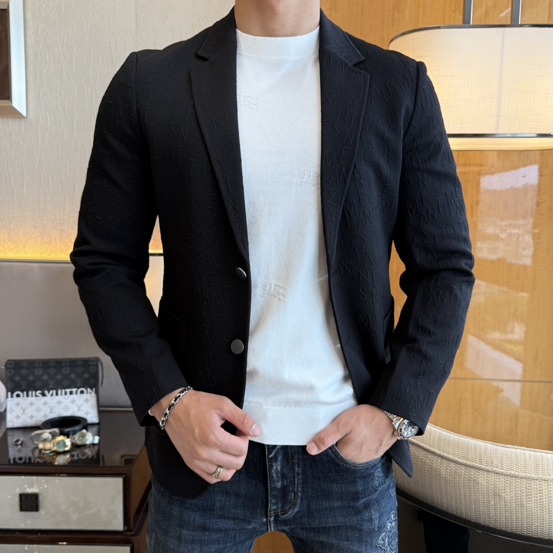 NO:528480,Armani - 2025ss Snake Year Autumn and Winter Casual Suit Jacket is the most fashionable and simple design, atmospheric and decent, and it highlights the exquisiteness in a casual manner. Fabric This technology customized polyester fiber fabric is not a traditional design, it looks more young and fashionable. Details are very particular. The upper body effect is a regular style but the tailoring is very special. The effect is not loose or slim. It is moderate. No matter how fat and thin you wear it, there are different styles and sizes 48-56,,armani, jackets & coats,business suit,alexander wang19860909阿玛尼 - 2025ss蛇年秋冬大爆款休闲西装外套 最为时尚简约设计,大气得体,随意中凸显精致.面料 此款科技定制聚酯纤维面料, 不是传统的设计 更加显得年轻时尚 细节 非常讲究 上身效果属于常规款但是剪裁非常特别 效果并不是宽松 也不是修身 属于适中 无论胖瘦穿上身 都有不同的风格尺码48-56,,armani,jackets & coats,business suit,alexander wang,Men's clothing