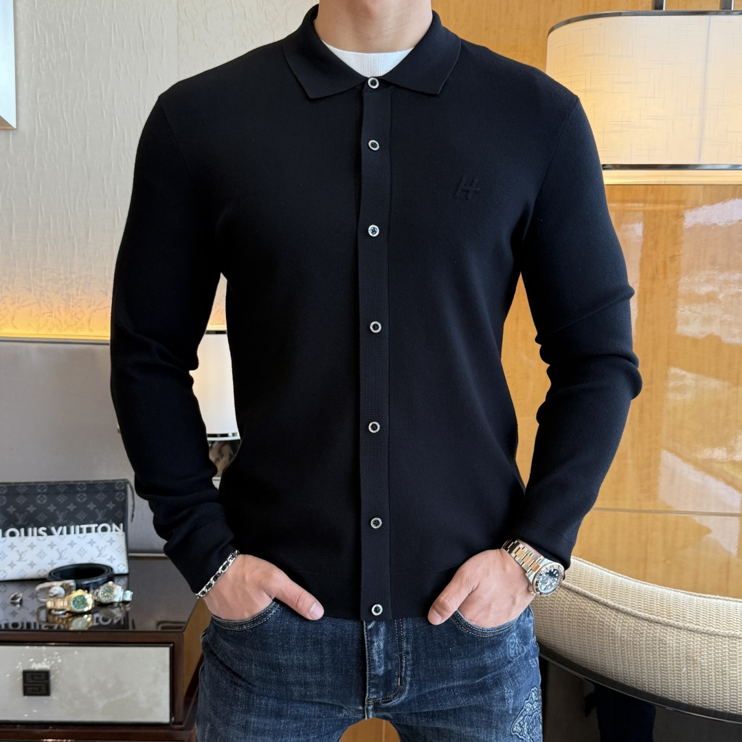 NO:528466,Hermas - 2025ss autumn and winter counter hit polo sweater, casual and fashionable outside, essential for inner wear, customized imported wool blend fabric, delicate fabric, close-fitting and comfortable without thorn, good upper body style, warm, the counter logo design is very unique, original quality and craftsmanship is absolutely the highest version in the market, the top original version is super-skinned, soft and crisp, not easy to deform. The lock edge sewing plates are very rigorous and exquisite, absolutely first-line OEM requirements!  Don't miss it, male gods!  Size M-3XL, maximum wear 190 catties!  , hermes,alexander wang19860909爱玛仕 - 2025ss秋冬专柜大爆款polo毛衫,休闲时尚外穿 内搭必备款,定制进口羊毛混纺面料,面料手感细腻,贴身舒适不扎肉,上身版型好 穿着保暖,专柜标志设计非常独特,原版品质与工艺 绝对市场最高版本 顶级原版穿着超赞 柔顺挺括,不易变形.锁边缝盘都非常严谨考究 绝对一线代工要求！男神们别错过！ 尺码 M-3XL 最大穿190斤！,,hermes,alexander wang,Men's clothing