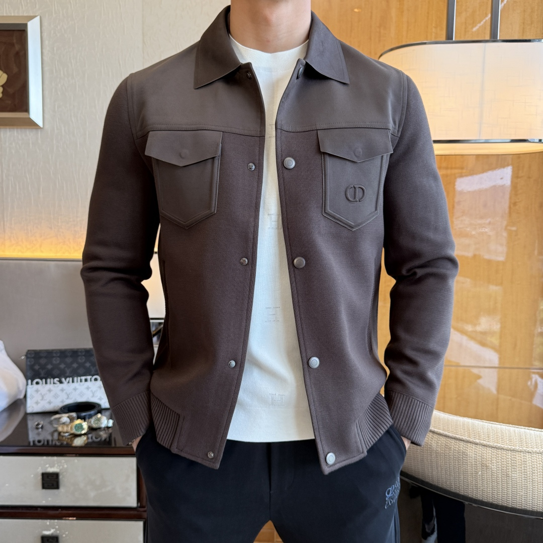 NO:528459,Dior-2025ss autumn and winter big boutique business casual jacket, customized high-quality polyester fiber fabric!  Top-level fashion brand elements logo design, complete with three standards!  The original hardware and accessories have smooth lines and exquisite craftsmanship, excellent upper body style, comfortable fabric, windproof and warm, and casual matching are very fashionable, handsome, casual and fashionable men's must-have!  Size M-3XL can wear up to 190 catties!  ,dior,jackets & coats,jackets & coats,alexander wang19860909迪奥- 2025ss秋冬大爆款精品商务休闲夹克外套,定制高品质聚酯纤维面料！顶级时尚大牌元素logo设计,三标齐全！原版五金辅料,线条流畅,工艺精致,上身版型超赞,面料舒适,挡风保暖,随意搭配都非常时尚帅气休闲时尚男仕必备款哦！尺码M-3XL 最大可穿190斤！,,dior,jackets & coats,jackets & coats,alexander wang,Men's clothing