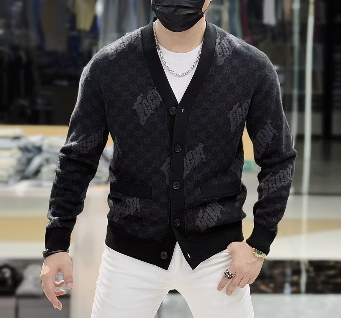 NO:538118,Guqi - 2025 autumn and winter new men's wool knitted cardigan jacket. The counter is selling hot items, and a versatile item that every major fashion buyer celebrity handed over. It is simple and fashionable and beautiful, with a gentleman look on the upper body. The whole sweater is not only exquisite in texture, but also fine and fine workmanship. The overall beauty and generous ensure that the silhouette of the clothes is not easy to deform. Customized wool fabrics are neither loose nor tight, and have a very good restoration. A fashion item that combines cold resistance and fashion in autumn and winter. m-3XL,, jackets & coats, sweaters, alexander wang19860909古奇 - 2025秋冬新款男士羊毛针织开衫外套.专柜在售爆款单品,各大时尚买手明星人手一件的百搭单品.简单时尚甚是好看,上身绅士范十足.整件毛衣不单纹理工艺精美,走线更是精工细作均匀整齐.整体美观大方保证了衣服的廓形不易变形.定制羊毛面料,既不会很宽松也不会很紧绷,恢复性非常好.秋冬御寒与时尚兼备的一款时装单品.m-3XL,,jackets & coats,sweaters,alexander wang,Men's clothing