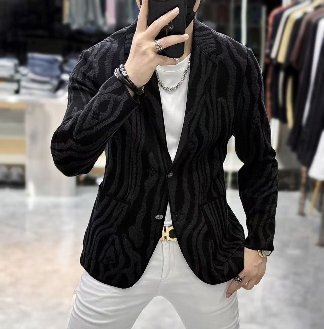 NO:538122,LV - 2025ss Snake Year Autumn and Winter Casual Suit Jacket The most fashionable and simple design, atmospheric and decent, highlighting exquisiteness in a casual manner. Fabric This technology customized polyester fiber fabric is not a traditional design, it looks more young and fashionable. Details are very particular. The upper body effect is a regular style but the tailoring is very special. The effect is not loose or slim. It is moderate. No matter how fat and thin you wear it, there are different styles and sizes 48-56,,louis vuitton,jackets & coats,business suit,alexander wang19860909LV - 2025ss蛇年秋冬大爆款休闲西装外套 最为时尚简约设计,大气得体,随意中凸显精致.面料 此款科技定制聚酯纤维面料, 不是传统的设计 更加显得年轻时尚 细节 非常讲究 上身效果属于常规款但是剪裁非常特别 效果并不是宽松 也不是修身 属于适中 无论胖瘦穿上身 都有不同的风格尺码48-56,,louis vuitton,jackets & coats,business suit,alexander wang,Men's clothing