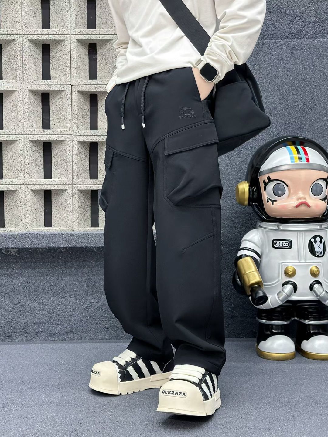 NO:538132,Balenciaga - 2025ss autumn and winter counters have a hot casual pants. This season must be versatile. The upper body is extremely outstanding and super versatile. The original version is 1:1 replica, and the three standards are complete!  The latest fashion element design of the counter, imported fixed woven high-quality European cotton fabric, super good style, a must-have for casual and fashionable!  Highly recommended model Size M-3XL, balenciaga, alexander wang19860909巴黎世家 - 2025ss秋冬专柜同步爆款休闲裤,本季必入百搭款式,上身极为出挑,超级百搭款 ,原版1:1复刻,三标齐全！专柜最新时尚元素设计,进口定织高品质欧棉面料,版型超好,休闲时尚必备！强烈推荐款 尺码 M-3XL,,balenciaga,alexander wang,Men's clothing