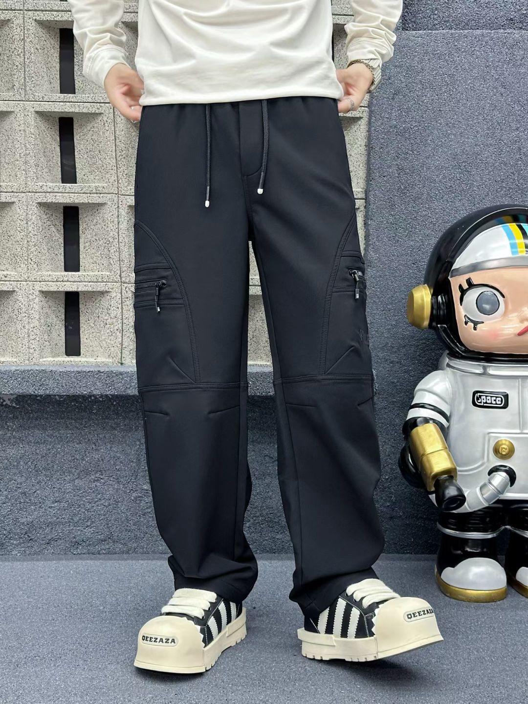 NO:538117,The 2025ss autumn and winter counter is a hot casual pants. This season must be versatile. The upper body is extremely outstanding and super versatile. The original version is 1:1 replica, and the three standards are complete!  The latest fashion element design of the counter, imported fixed woven high-quality European cotton fabric, super good style, a must-have for casual and fashionable!  Highly recommended model Size M-3XL, Moncler, alexander wang19860909蒙口 - 2025ss秋冬专柜同步爆款休闲裤,本季必入百搭款式,上身极为出挑,超级百搭款 ,原版1:1复刻,三标齐全！专柜最新时尚元素设计,进口定织高品质欧棉面料,版型超好,休闲时尚必备！强烈推荐款 尺码 M-3XL,,Moncler,alexander wang,Men's clothing