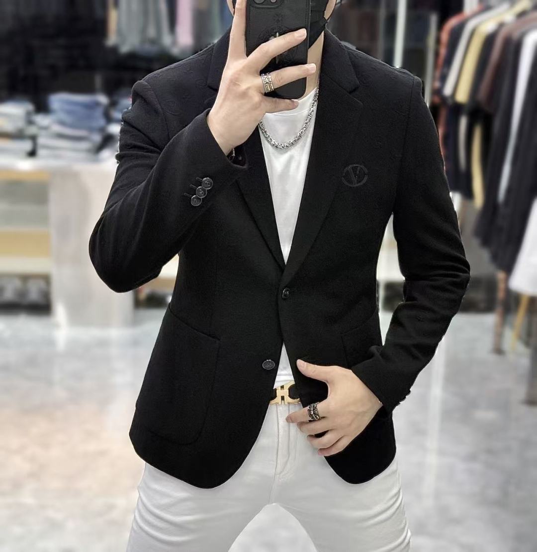 NO:540209,Valentino - The most popular casual blazer in the Year of the Snake in autumn and winter is the most fashionable and simple design, atmospheric and decent, and it highlights the exquisiteness in a casual manner. Fabric This technology customized polyester fiber fabric is not a traditional design, it looks more young and fashionable. The details are very particular. The upper body effect is a regular style but the tailoring is very special. The effect is not loose or slim. It is moderate. No matter how fat and thin you wear it, there are different styles and sizes 48-56, valentino, jackets & coats, business suit, alexander wang19860909华伦天奴 - ss蛇年秋冬大爆款休闲西装外套 最为时尚简约设计,大气得体,随意中凸显精致.面料 此款科技定制聚酯纤维面料, 不是传统的设计 更加显得年轻时尚 细节 非常讲究 上身效果属于常规款但是剪裁非常特别 效果并不是宽松 也不是修身 属于适中 无论胖瘦穿上身 都有不同的风格尺码48-56,,valentino,jackets & coats,business suit,alexander wang,Men's clothing