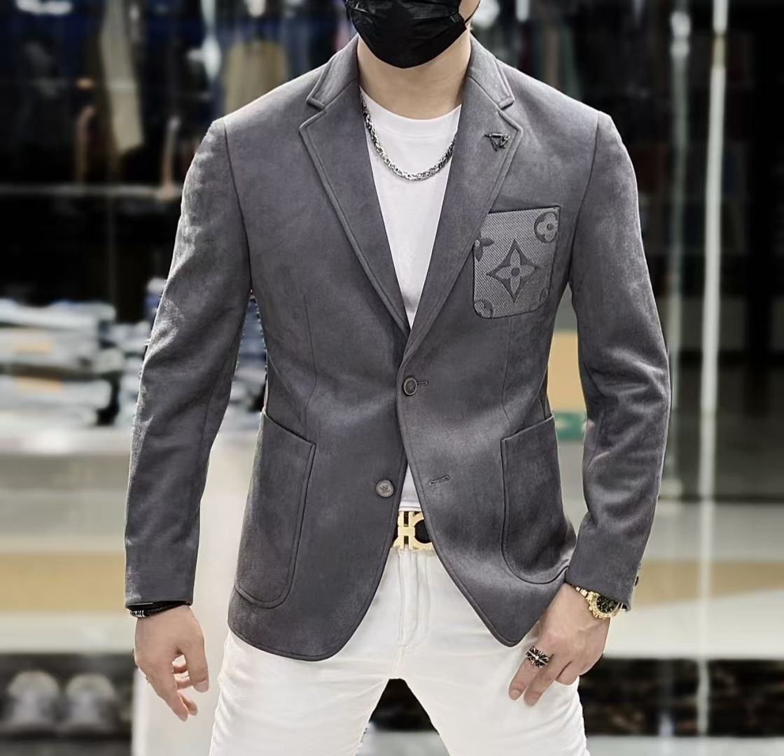 NO:540211,LV - SS Snake Year of the Autumn and Winter Casual Suit Jacket is the most fashionable and simple design, atmospheric and decent, and it highlights the exquisiteness casually. Fabric This technology customized polyester fiber fabric is not a traditional design, it looks more young and fashionable. Details are very particular. The upper body effect is a regular style but the tailoring is very special. The effect is not loose or slim. It is moderate. No matter how fat and thin you wear it, there are different styles and sizes 48-56,,louis vuitton,jackets & coats,business suit,alexander wang19860909LV - ss蛇年秋冬大爆款休闲西装外套 最为时尚简约设计,大气得体,随意中凸显精致.面料 此款科技定制聚酯纤维面料, 不是传统的设计 更加显得年轻时尚 细节 非常讲究 上身效果属于常规款但是剪裁非常特别 效果并不是宽松 也不是修身 属于适中 无论胖瘦穿上身 都有不同的风格尺码48-56,,louis vuitton,jackets & coats,business suit,alexander wang,Men's clothing