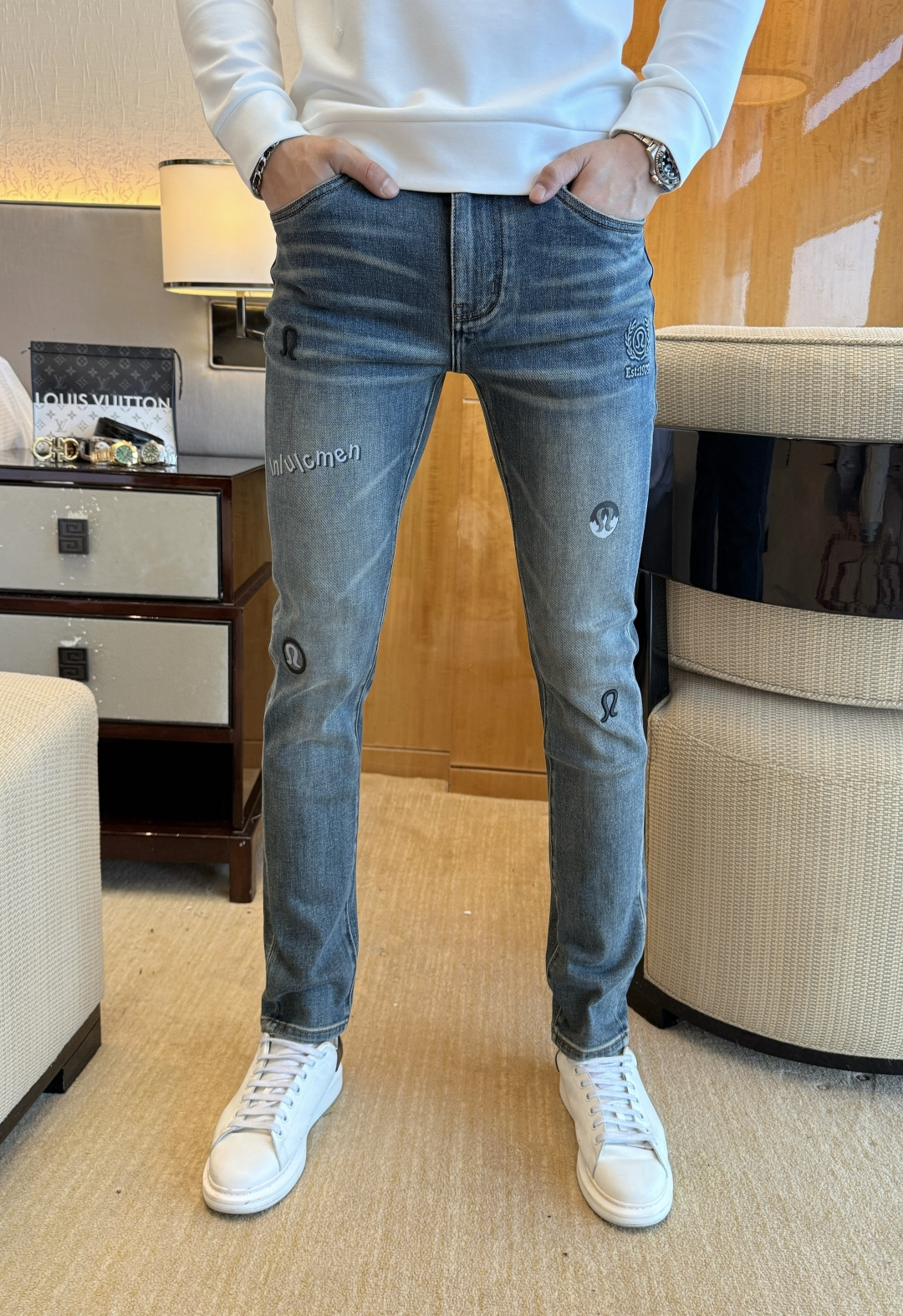 NO:547607,Lulu - 2025ss Snake Year Autumn and Winter Jeans. Original 1:1 production, perfect choice for daily life, simple, atmospheric, fashionable and stylish, customized imported tannin fabric, heavy industry washing process, complex and exquisite workmanship. Easy to meet the needs of the four seasons, soft and elastic, smooth and neat, original auxiliary materials, comfortable and easy to match, durable code number 29-38, jeans, alexander wang19860909Lulu - 2025ss蛇年秋冬牛仔裤.原单1:1制作,日常必备的完美之选,简单大气亦时尚有型,定制进口丹宁面料 ,重工洗水工艺,做工复杂工艺精湛.轻松迎合四季需要,手感柔软带弹力,流畅利落,原版辅料五金,上身舒适非常易搭耐看码数29-38,,jeans,alexander wang,Men's clothing