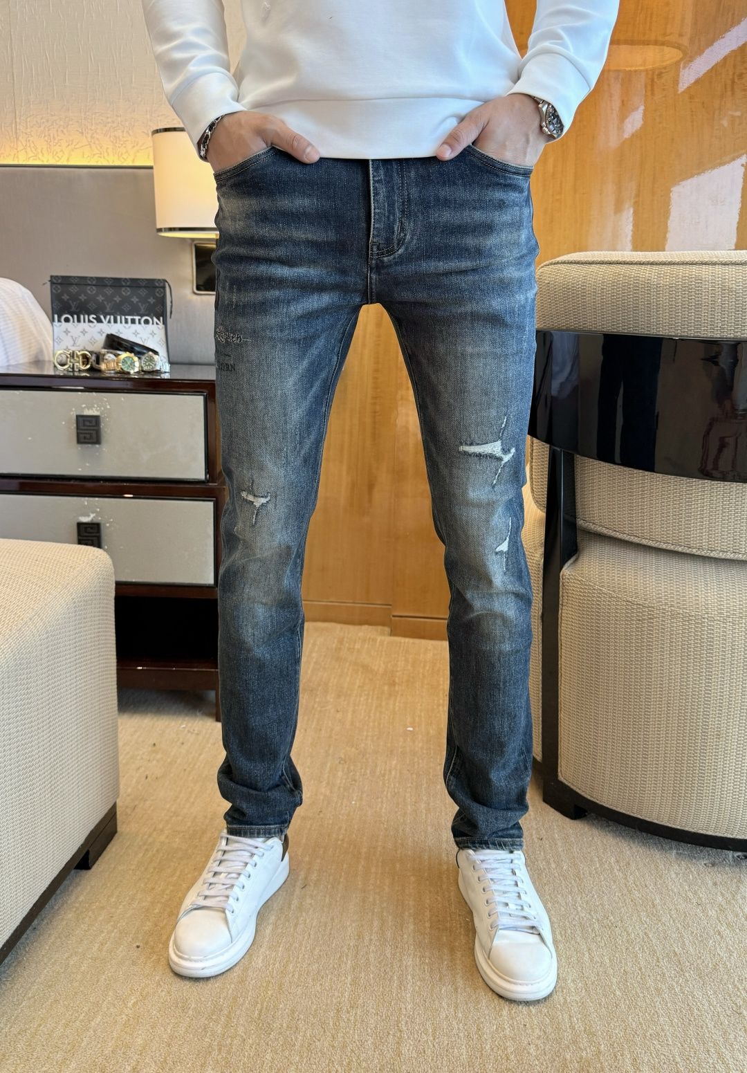 NO:547610,Paul - 2025ss Snake Year Autumn and Winter Jeans. Original 1:1 production, perfect choice for daily life, simple, atmospheric, fashionable and stylish, customized imported tannin fabric, heavy industry washing process, complex and exquisite workmanship. It is easy to meet the needs of the seasons, soft and elastic, smooth and neat, original auxiliary materials and hardware, comfortable and easy to match on the upper body, durable code number 29-38, jeans, alexander wang19860909保罗 - 2025ss蛇年秋冬牛仔裤.原单1:1制作,日常必备的完美之选,简单大气亦时尚有型,定制进口丹宁面料 ,重工洗水工艺,做工复杂工艺精湛.轻松迎合四季需要,手感柔软带弹力,流畅利落,原版辅料五金,上身舒适非常易搭耐看码数29-38,,jeans,alexander wang,Men's clothing