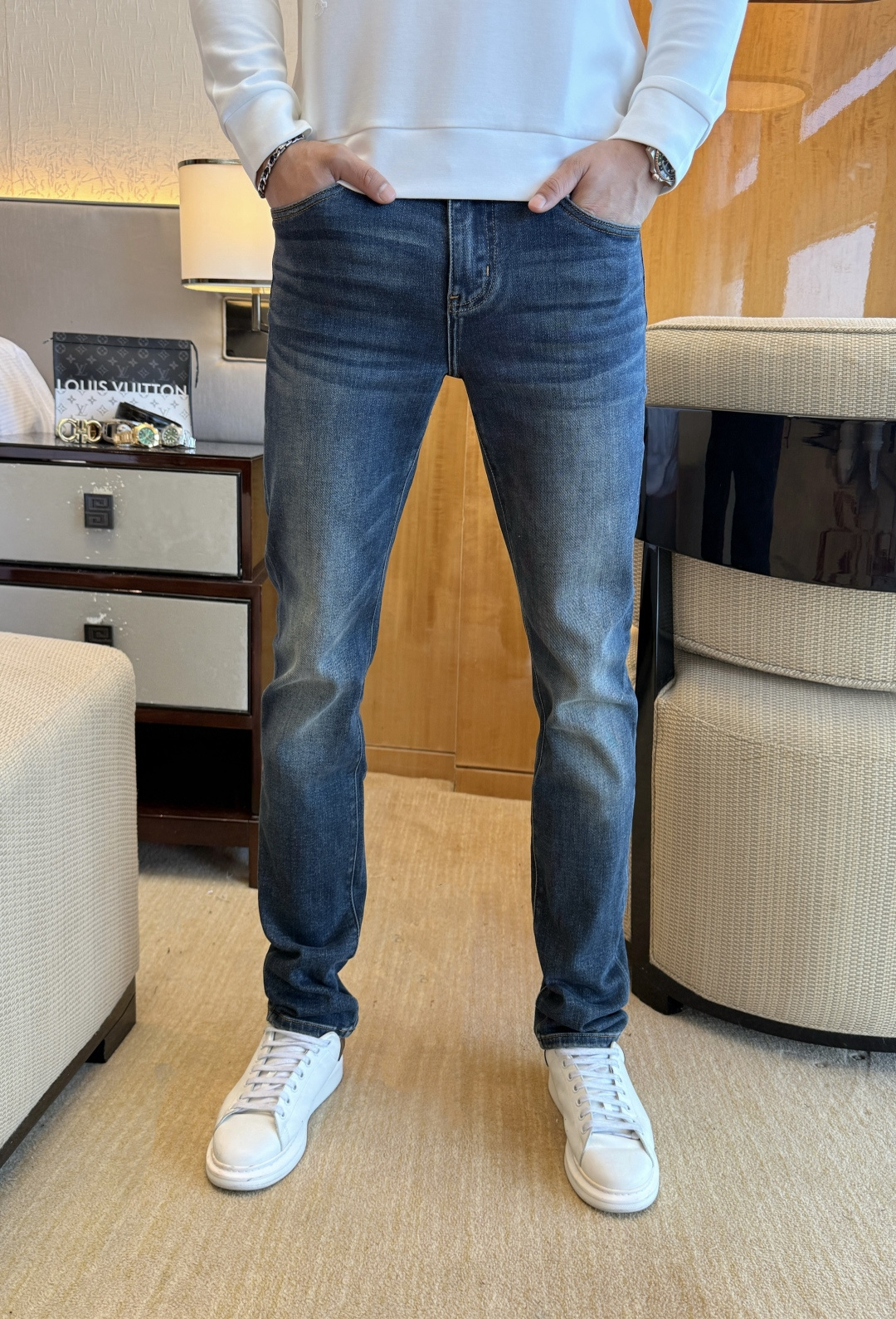 NO:547615,Armani - 2025ss Snake Year Autumn and Winter Jeans. Original 1:1 production, perfect choice for daily life, simple, atmospheric, fashionable and stylish, customized imported tannin fabric, heavy industry washing process, complex and exquisite workmanship. Easy to cater to the needs of all seasons, soft and elastic, smooth and neat, original auxiliary materials, comfortable and easy to match, durable code number 29-38,,armani, jeans, alexander wang19860909阿玛尼 - 2025ss蛇年秋冬牛仔裤.原单1:1制作,日常必备的完美之选,简单大气亦时尚有型,定制进口丹宁面料 ,重工洗水工艺,做工复杂工艺精湛.轻松迎合四季需要,手感柔软带弹力,流畅利落,原版辅料五金,上身舒适非常易搭耐看码数29-38,,armani,jeans,alexander wang,Men's clothing