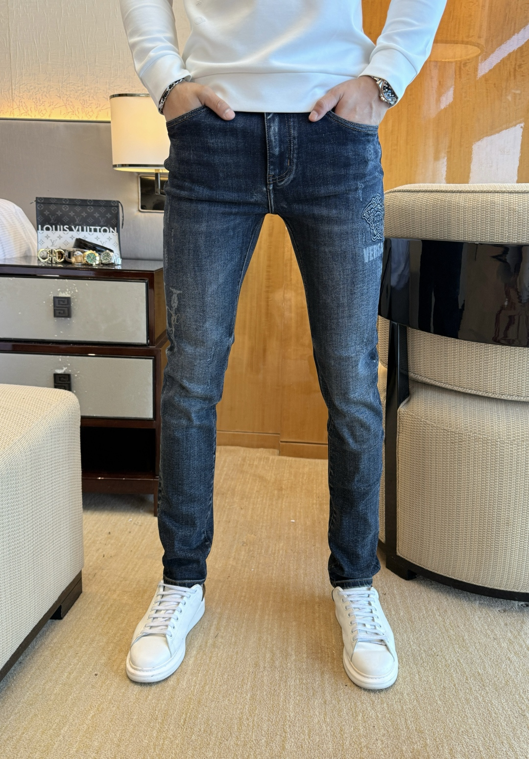 NO:547620,Versace - 2025ss Snake Year Autumn and Winter Jeans. Original 1:1 production, perfect choice for daily life, simple, atmospheric, fashionable and stylish, customized imported tannin fabric, heavy industry washing process, complex and exquisite workmanship. It is easy to meet the needs of all seasons, soft and elastic, smooth and neat, original auxiliary materials, comfortable and easy to match on the upper body, durable code number 29-38, versace, jeans, alexander wang19860909范思哲 - 2025ss蛇年秋冬牛仔裤.原单1:1制作,日常必备的完美之选,简单大气亦时尚有型,定制进口丹宁面料 ,重工洗水工艺,做工复杂工艺精湛.轻松迎合四季需要,手感柔软带弹力,流畅利落,原版辅料五金,上身舒适非常易搭耐看码数29-38,,versace,jeans,alexander wang,Men's clothing