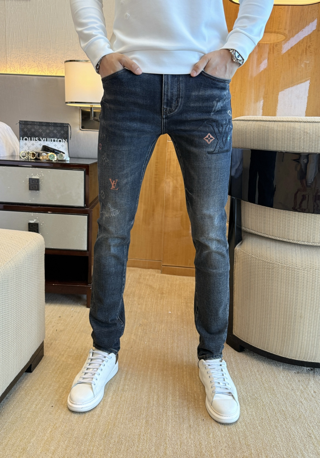 NO:547625,LV - 2025ss Snake Year Autumn and Winter Jeans. Original 1:1 production, perfect choice for daily life, simple, atmospheric, fashionable and stylish, customized imported tannin fabric, heavy industry washing process, complex and exquisite workmanship. Easy to meet the needs of all seasons, soft and elastic, smooth and neat, original auxiliary hardware, comfortable and easy to match on the upper body, durable code number 29-38,,louis vuitton, jeans, alexander wang19860909LV - 2025ss蛇年秋冬牛仔裤.原单1:1制作,日常必备的完美之选,简单大气亦时尚有型,定制进口丹宁面料 ,重工洗水工艺,做工复杂工艺精湛.轻松迎合四季需要,手感柔软带弹力,流畅利落,原版辅料五金,上身舒适非常易搭耐看码数29-38,,louis vuitton,jeans,alexander wang,Men's clothing