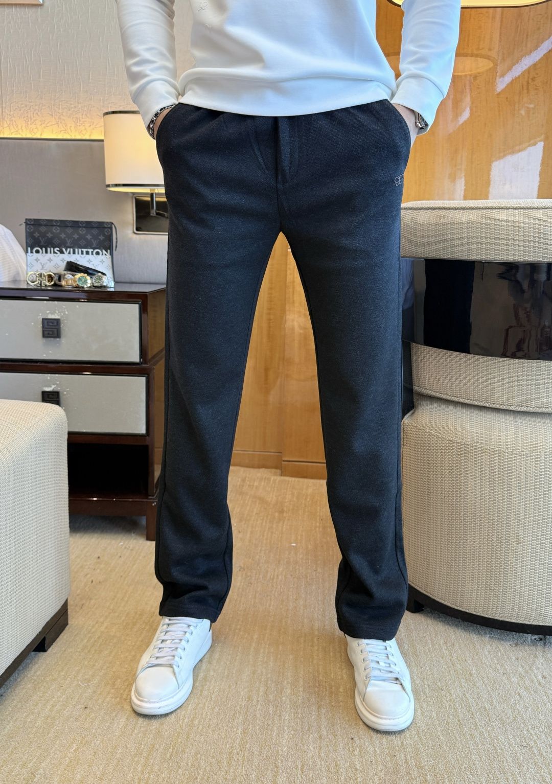 NO:547640,BV - 2025ss autumn and winter counters are simultaneously popular wool casual pants. This season must be versatile. The upper body is extremely outstanding and super versatile. The original version is 1:1 replica, and the three standards are complete!  The latest fashion element design of the counter, imported fixed woven high-quality European cotton fabric, super good style, a must-have for casual and fashionable!  Highly recommended model Size 29-36, bottega veneta,alexander wang19860909BV - 2025ss秋冬专柜同步爆款羊毛休闲裤,本季必入百搭款式,上身极为出挑,超级百搭款 ,原版1:1复刻,三标齐全！专柜最新时尚元素设计,进口定织高品质欧棉面料,版型超好,休闲时尚必备！强烈推荐款 尺码 29-36,,bottega veneta,alexander wang,Men's clothing