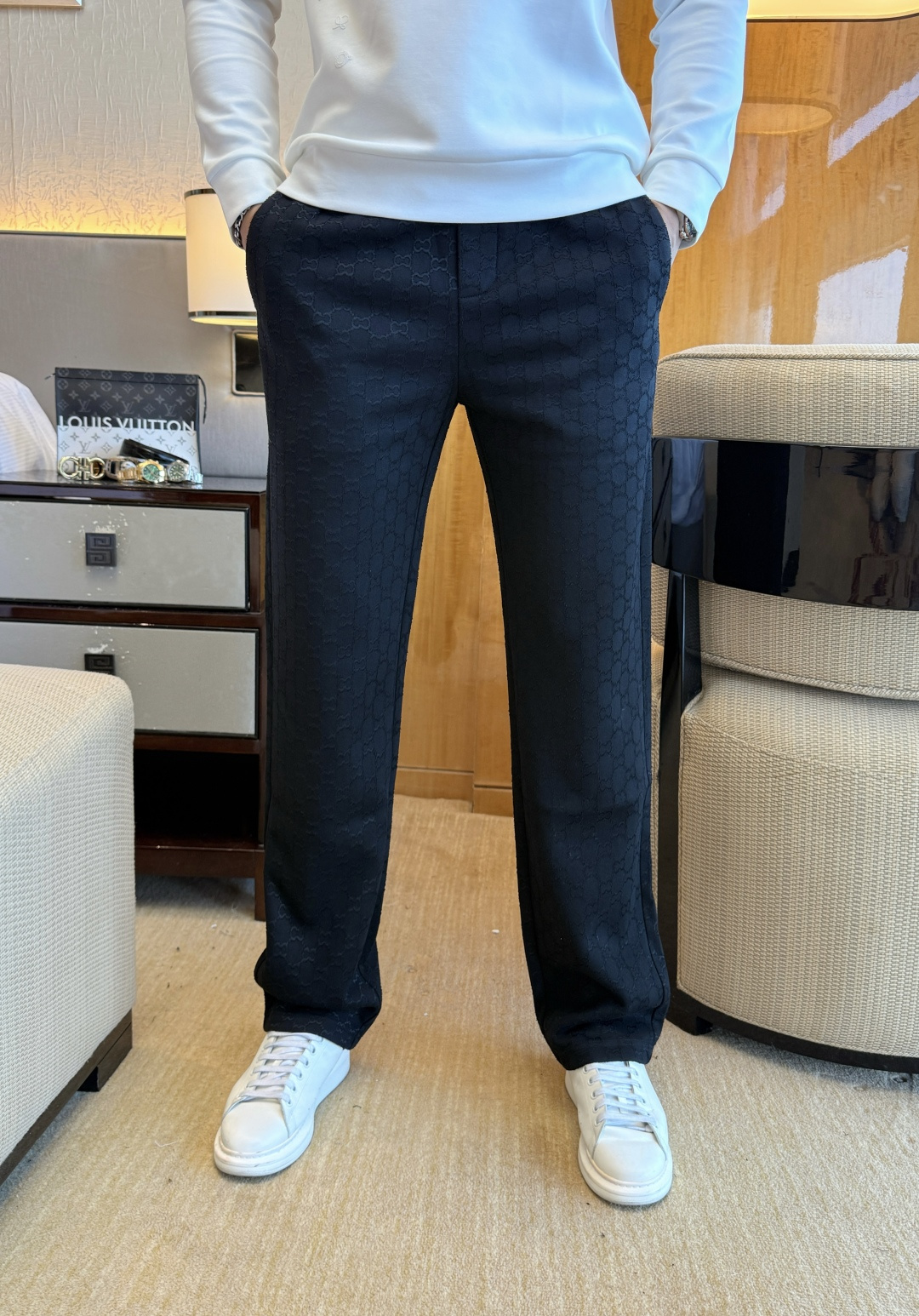 NO:547645,Guqi - 2025ss autumn and winter counters have a hot casual pants. This season must be versatile styles. The upper body is extremely outstanding and super versatile. The original version is 1:1 replica, and the three standards are complete!  The latest fashion element design of the counter, imported fixed woven high-quality European cotton fabric, super good style, a must-have for casual and fashionable!  Highly recommended model Size 29-38,,alexander wang19860909古奇 - 2025ss秋冬专柜同步爆款休闲裤,本季必入百搭款式,上身极为出挑,超级百搭款 ,原版1:1复刻,三标齐全！专柜最新时尚元素设计,进口定织高品质欧棉面料,版型超好,休闲时尚必备！强烈推荐款 尺码 29-38,,alexander wang,Men's clothing