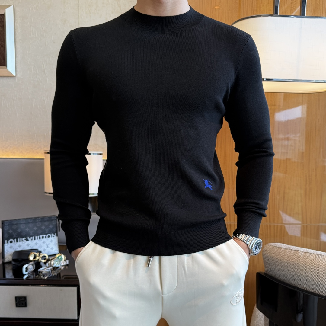 NO:550687,Burberry - 2025ss autumn and winter counter hits a big knitted sweater, casual and fashionable outside, essential for inner wear, customized imported wool blend fabric, delicate fabric, close-fitting and comfortable without rigging, good upper body style, warm, the counter logo design is very unique, original quality and craftsmanship is absolutely the highest version in the market, the top original version is super-skinned, soft and crisp, not easy to deform. The lock edge sewing plates are very rigorous and exquisite, absolutely first-line OEM requirements!  Don't miss it, male gods!  Size M-3XL, burberry,alexander wang19860909巴宝莉 - 2025ss秋冬专柜大爆款针织毛衫,休闲时尚外穿 内搭必备款,定制进口绵羊毛混纺面料,面料手感细腻,贴身舒适不扎肉,上身版型好 穿着保暖,专柜标志设计非常独特,原版品质与工艺 绝对市场最高版本 顶级原版穿着超赞 柔顺挺括,不易变形.锁边缝盘都非常严谨考究 绝对一线代工要求！男神们别错过！ 尺码 M-3XL,,burberry,alexander wang,Men's clothing