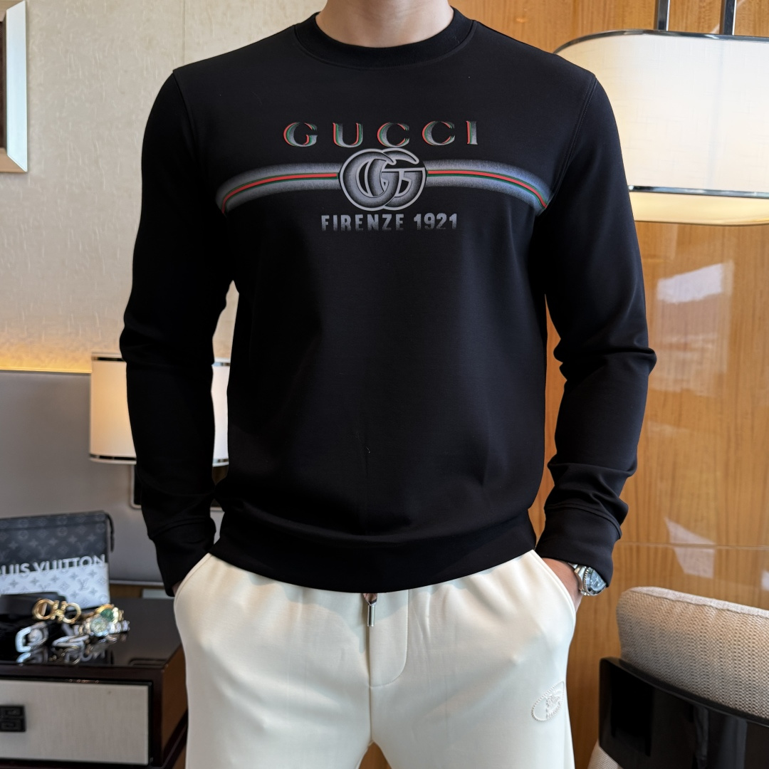 NO:547649,Guqi - 2025ss autumn new model, the highest version of fashionable pullover sweatshirt T-shirt, a must-have classic work every year. It is favored and praised by major stars. It is selected high-end European cotton blend fabrics, heavy craftsmanship production, original hardware and auxiliary materials logo design, soft and smooth, and dense texture!  Fashionable and stylish upper body!  One of the impeccable must-choose styles for autumn!  M-3XL, hoodie, sweatshirts,tees,t-shirt,alexander wang19860909古奇 - 2025ss秋季大爆新款,最高版本时尚套头卫衣T恤、每年必出的经典之作.受各大明星的青睐推崇,精选高端欧棉混纺面料,重工艺制作,原版五金辅料logo设计,柔软顺滑,质地密实！上身时尚有型！秋季无可挑剔必选款式之一！M-3XL,,hoodie,sweatshirts,tees，t-shirt,alexander wang,Men's clothing