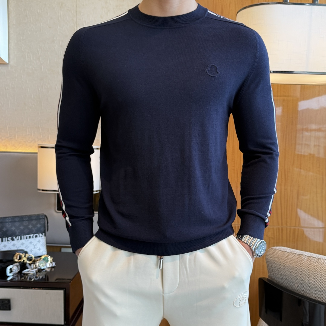 NO:573626,Mengkou - 2025SS Autumn and Winter counter's popular knitted sweater, casual and fashionable outer wear, a must-have for inner wear, customized imported wool blended fabric, the fabric has a delicate feel, close to the body and is comfortable without digging into the flesh, and the upper body has a good shape. It is warm to wear, and the counter logo design is very unique. The original quality and craftsmanship are definitely the highest version on the market. The top original version is awesome to wear. It is soft and stiff, not easy to deform. The seams and seams are very rigorous and elegant. Absolute first-line OEM requirements!  Don’t miss it, male gods!  Size M-3XL,,Moncler,alexander wang19860909蒙口 - 2025ss秋冬专柜大爆款针织毛衫,休闲时尚外穿 内搭必备款,定制进口羊毛混纺面料,面料手感细腻,贴身舒适不扎肉,上身版型好 穿着保暖,专柜标志设计非常独特,原版品质与工艺 绝对市场最高版本 顶级原版穿着超赞 柔顺挺括,不易变形.锁边缝盘都非常严谨考究 绝对一线代工要求！男神们别错过！ 尺码 M-3XL,,Moncler,alexander wang,Men's clothing