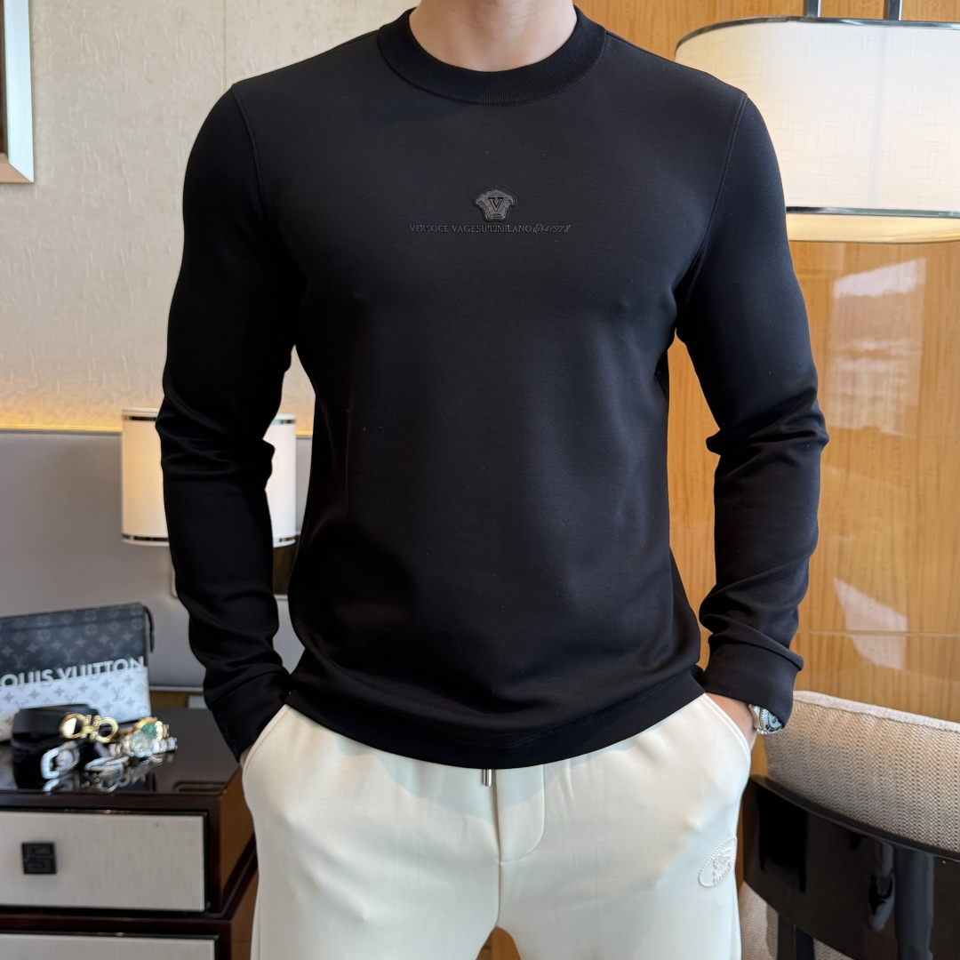 NO:568609,Versace - 2025ss autumn hot new model, the highest version of fashionable pullover sweatshirt and T-shirt, a must-have classic every year. Favored and respected by major stars, it selects high-end European cotton blended fabrics, made with heavy craftsmanship, original hardware accessories logo design, soft and smooth, and dense texture!  Stylish upper body!  One of the impeccable must-have styles for autumn!  M-3XL,,versace,hoodie,sweatshirts,tees,t-shirt,alexander wang19860909范思哲 - 2025ss秋季大爆新款,最高版本时尚套头卫衣T恤、每年必出的经典之作.受各大明星的青睐推崇,精选高端欧棉混纺面料,重工艺制作,原版五金辅料logo设计,柔软顺滑,质地密实！上身时尚有型！秋季无可挑剔必选款式之一！M-3XL,,versace,hoodie,sweatshirts,tees，t-shirt,alexander wang,Men's clothing