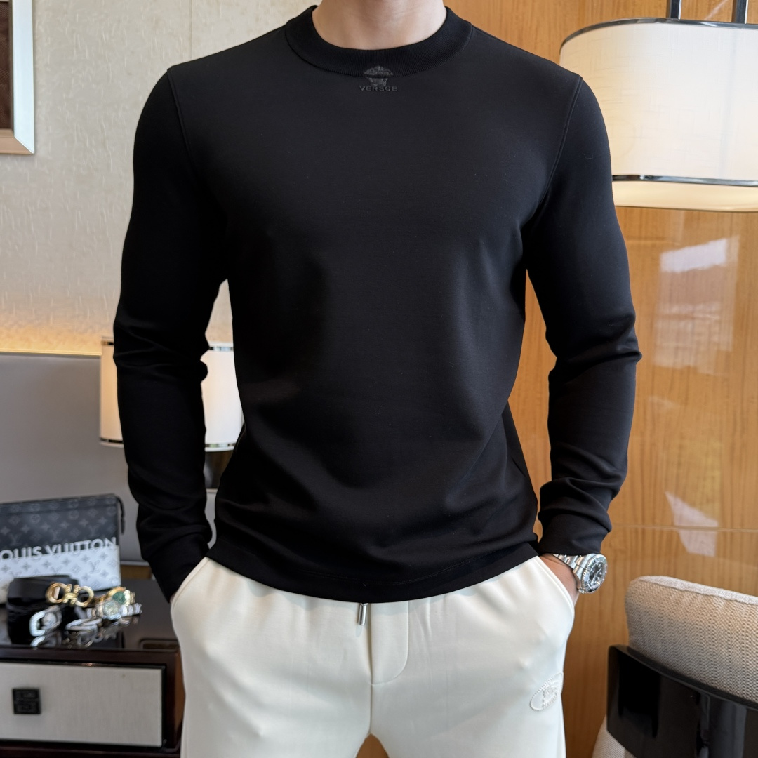 NO:564823,Versace - 2025ss Autumn hot-selling long-sleeved T-shirt, made of customized high-grade cotton fabrics, fashionable big-name element logo design, soft, delicate, comfortable and warm, made with multiple processes, a basic base layer shirt is indispensable in a man's wardrobe. It can be used to match various clothes anytime and anywhere to meet your daily needs. The design of the clothes is simple but not simple. Dear friends, hurry up and get it. Standard version, size M~3XL, can wear up to 190 pounds!  ,,versace,tees,t-shirt,alexander wang19860909范思哲 - 2025ss秋装大爆款长袖T恤,采用定制高级棉面料 时尚大牌元素logo设计,柔软细腻舒适保暖,多重工艺制作,男人的衣柜都少不了基础打底衫 随时随地都可以拿来搭配各种服饰 满足您日常生活需求 ,衣服设计简约而不简单 , 亲们赶紧入手 标准版型 尺码M~3XL 最大可穿190斤！,,versace,tees，t-shirt,alexander wang,Men's clothing