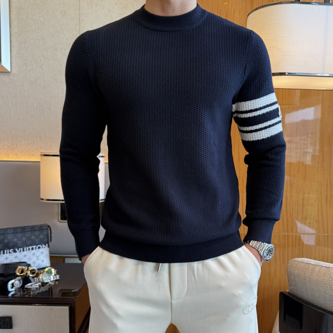 NO:570699,Mengkou - 2025SS Autumn and Winter counter's popular knitted sweater, casual and fashionable outer wear, a must-have for inner wear, custom-made imported sheep wool blended fabric, the fabric has a delicate feel, close to the body and is comfortable without digging into the flesh, and the upper body has a good shape. It is warm to wear, and the counter logo design is very unique. The original quality and craftsmanship are definitely the highest version on the market. The top original version is awesome to wear. It is soft and crisp, not easy to deform. The seams and seams are very rigorous and elegant. Absolutely the first-line OEM requirements!  Don’t miss it, male gods!  Size M-3XL,,Moncler,alexander wang19860909蒙口 - 2025ss秋冬专柜大爆款针织毛衫,休闲时尚外穿 内搭必备款,定制进口绵羊毛混纺面料,面料手感细腻,贴身舒适不扎肉,上身版型好 穿着保暖,专柜标志设计非常独特,原版品质与工艺 绝对市场最高版本 顶级原版穿着超赞 柔顺挺括,不易变形.锁边缝盘都非常严谨考究 绝对一线代工要求！男神们别错过！ 尺码 M-3XL,,Moncler,alexander wang,Men's clothing