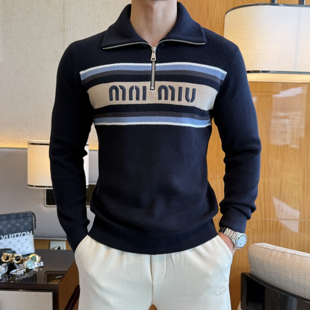 NO:547696,Misunderstanding - 2025ss autumn and winter counter hits a big knitted sweater, casual and fashionable outside, essential for inner wear, customized imported wool blend fabric, delicate fabric feels, comfortable and not rigged, good upper body style, warm, the counter logo design is very unique, original quality and craftsmanship is absolutely the highest version in the market, the top original version is super-skinned, soft and crisp, not easy to deform. The lock edge sewing plates are very rigorous and exquisite, absolutely first-line OEM requirements!  Don't miss it, male gods!  Size M-3XL, alexander wang19860909谬谬 - 2025ss秋冬专柜大爆款针织毛衫,休闲时尚外穿 内搭必备款,定制进口羊毛混纺面料,面料手感细腻,贴身舒适不扎肉,上身版型好 穿着保暖,专柜标志设计非常独特,原版品质与工艺 绝对市场最高版本 顶级原版穿着超赞 柔顺挺括,不易变形.锁边缝盘都非常严谨考究 绝对一线代工要求！男神们别错过！ 尺码 M-3XL,,alexander wang,Men's clothing