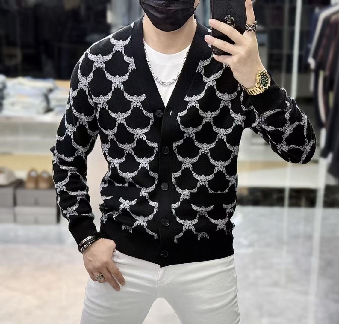 NO:550657,Givenchy-  2025 new autumn and winter men's wool knitted cardigan jacket. The hot-selling item is on sale at the counter, and every major fashion buyer star has a versatile item. It is simple and fashionable, and the upper body is full of gentleman style. The whole sweater is not only exquisite in texture, but also finely crafted and evenly arranged.  Qi. The overall beautiful appearance ensures that the silhouette of the clothes is not easily deformed. The customized wool fabric is neither very loose nor very tight, and has very good recovery properties. A fashion item that is both cold-resistant and fashionable in autumn and winter. m-3XL,,givenchy,jackets  & coats,sweaters,alexander wang19860909纪梵希- 2025秋冬新款男士羊毛针织开衫外套.专柜在售爆款单品,各大时尚买手明星人手一件的百搭单品.简单时尚甚是好看,上身绅士范十足.整件毛衣不单纹理工艺精美,走线更是精工细作均匀整齐.整体美观大方保证了衣服的廓形不易变形.定制羊毛面料,既不会很宽松也不会很紧绷,恢复性非常好.秋冬御寒与时尚兼备的一款时装单品.m-3XL,,givenchy,jackets & coats,sweaters,alexander wang,Men's clothing