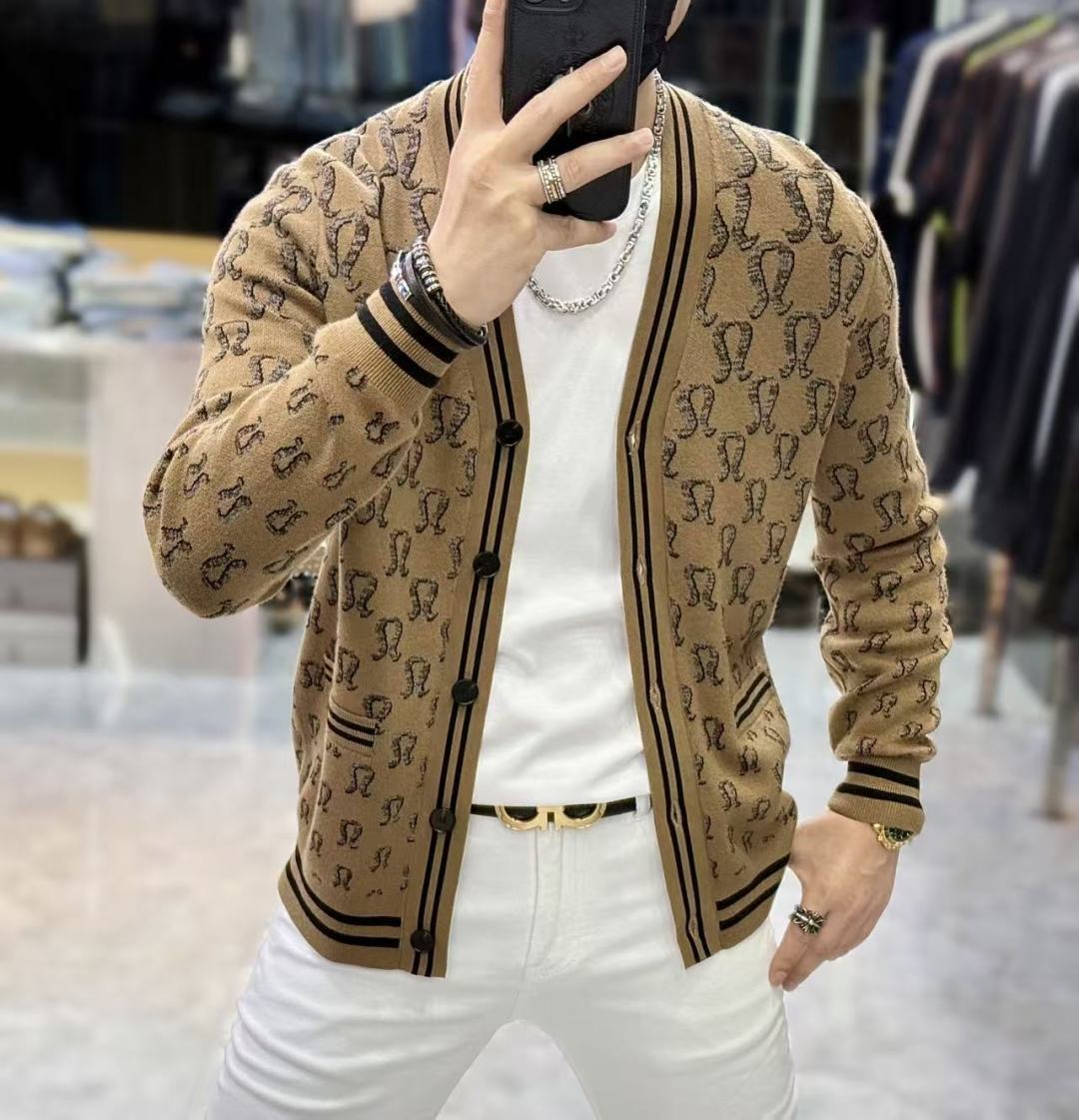 NO:550659,Lulu- 2025 autumn and winter new men's wool knitted cardigan jacket. The counter is selling hot items, and a versatile item that every major fashion buyer celebrity handed over. It is simple and fashionable and beautiful, with a gentleman look on the upper body. The whole sweater is not only exquisite in texture, but also fine and fine workmanship. The overall beauty and generous ensure that the silhouette of the clothes is not easy to deform. Customized wool fabrics are neither loose nor tight, and have a very good restoration. A fashion item that combines cold resistance and fashion in autumn and winter. m-3XL,, jackets & coats, sweaters, alexander wang19860909Lulu- 2025秋冬新款男士羊毛针织开衫外套.专柜在售爆款单品,各大时尚买手明星人手一件的百搭单品.简单时尚甚是好看,上身绅士范十足.整件毛衣不单纹理工艺精美,走线更是精工细作均匀整齐.整体美观大方保证了衣服的廓形不易变形.定制羊毛面料,既不会很宽松也不会很紧绷,恢复性非常好.秋冬御寒与时尚兼备的一款时装单品.m-3XL,,jackets & coats,sweaters,alexander wang,Men's clothing