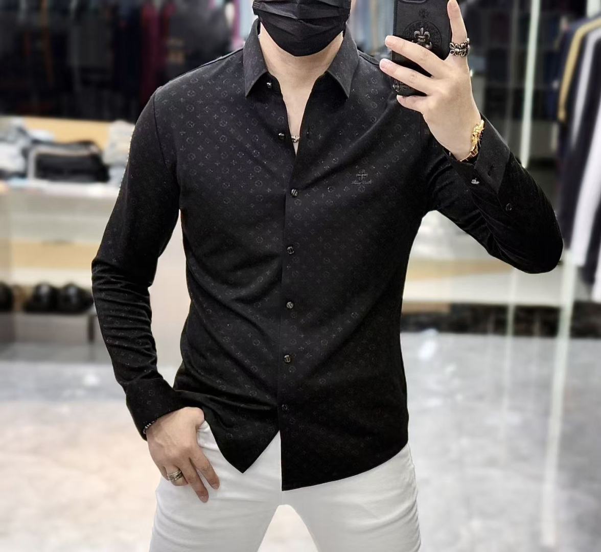 NO:550661,LV - 2025ss autumn and winter fashion hit long-sleeved shirts, trading company channel goods, perfect quality, belonging to the cabinet level, predictable hot product, high-end customized imported high-end cotton blend fabric, master-level tailoring, invincible texture, excellent skin-friendly, very outstanding aesthetic design, exquisite craftsmanship, smooth lines, perfect matching!  Easy to upgrade the sense of fashion, with high recognition, excellent upper body effect, extremely exquisite workmanship, neat and meticulous routes, and can be matched for business or daily leisure!  Counter size M-3XL, louis vuitton,shirts,alexander wang19860909LV - 2025ss秋冬时尚大爆款精品长袖衬衫,贸易公司渠道货,品相完美如斯,属于入柜级别,可预见性的爆款,高级定制进口高级棉混纺面料,大师级剪裁,质感无敌,亲肤性极佳,非常出彩的美学设计,工艺精湛,线条流畅,完美搭配！轻松将时髦感进阶,有着高强辨识度,上身效果超赞,做工极为考究严谨,走线工整细致,商务抑或日常休闲均可搭配！专柜尺码 M-3XL,,louis vuitton,shirts,alexander wang,Men's clothing