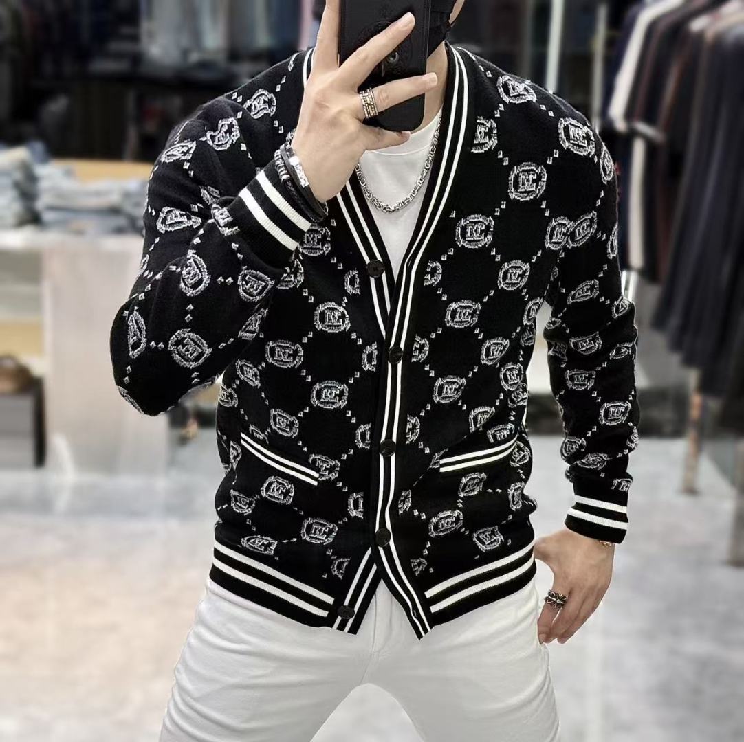 NO:550655,DG - 2025 autumn and winter new men's wool knitted cardigan jacket. The counter is selling hot items, and a versatile item that every major fashion buyer celebrity handed over. It is simple and fashionable and beautiful, with a gentleman look on the upper body. The whole sweater is not only exquisite in texture, but also fine and fine workmanship. The overall beauty and generous ensure that the silhouette of the clothes is not easy to deform. Customized wool fabrics are neither loose nor tight, and have a very good restoration. A fashion item that combines cold resistance and fashion in autumn and winter.m-3XL,, jackets & coats, sweaters, alexander wang19860909DG - 2025秋冬新款男士羊毛针织开衫外套.专柜在售爆款单品,各大时尚买手明星人手一件的百搭单品.简单时尚甚是好看,上身绅士范十足.整件毛衣不单纹理工艺精美,走线更是精工细作均匀整齐.整体美观大方保证了衣服的廓形不易变形.定制羊毛面料,既不会很宽松也不会很紧绷,恢复性非常好.秋冬御寒与时尚兼备的一款时装单品.m-3XL,,jackets & coats,sweaters,alexander wang,Men's clothing