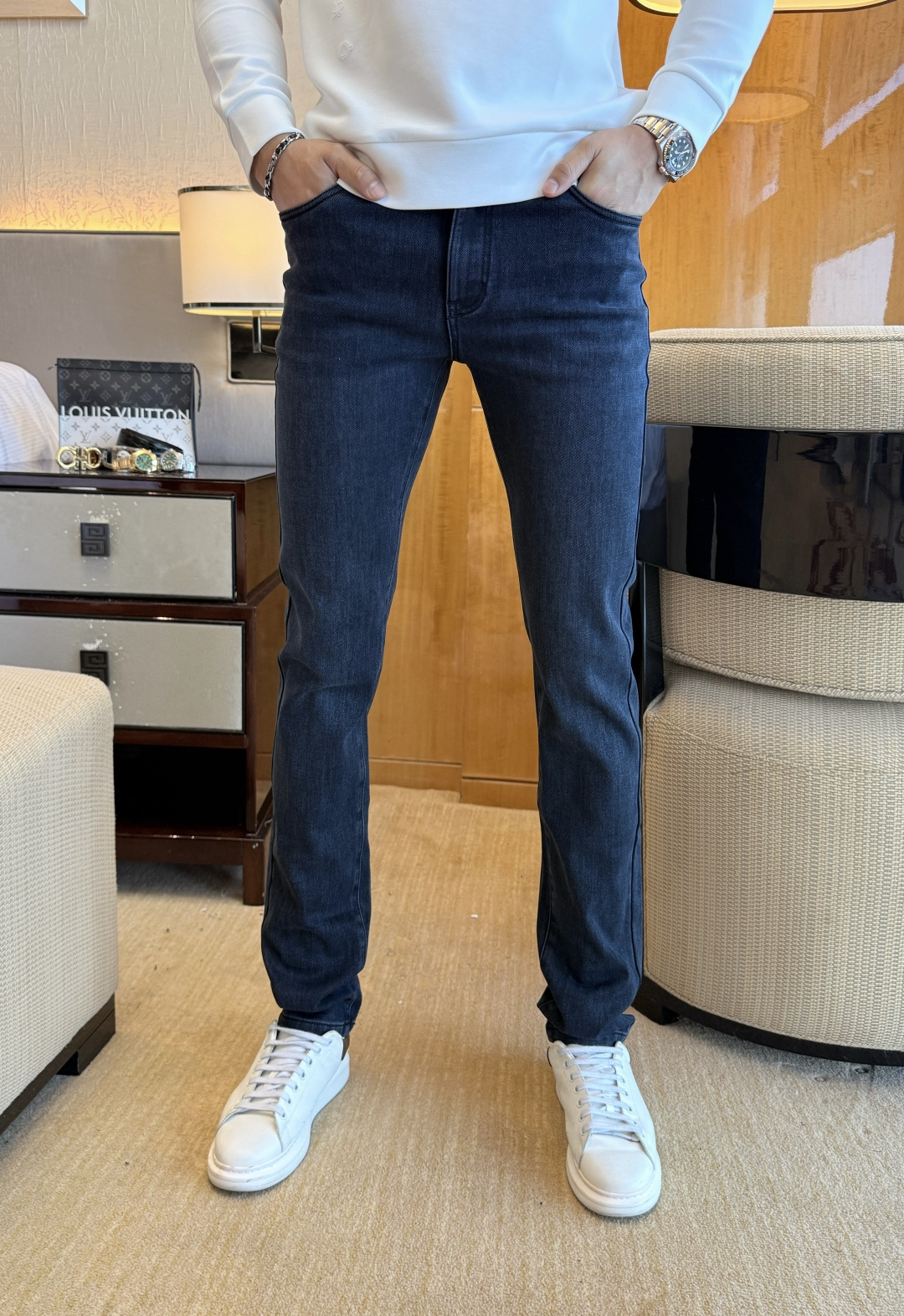 NO:550683,Armani - 2025ss Snake Year Autumn and Winter Jeans. Original 1:1 production, perfect choice for daily life, simple, atmospheric, fashionable and stylish, customized imported tannin fabric, heavy industry washing process, complex and exquisite workmanship. Easy to cater to the needs of all seasons, soft and elastic, smooth and neat, original auxiliary materials, comfortable and easy to match, durable code number 29-38,,armani, jeans, alexander wang19860909阿玛尼 - 2025ss蛇年秋冬牛仔裤.原单1:1制作,日常必备的完美之选,简单大气亦时尚有型,定制进口丹宁面料 ,重工洗水工艺,做工复杂工艺精湛.轻松迎合四季需要,手感柔软带弹力,流畅利落,原版辅料五金,上身舒适非常易搭耐看码数29-38,,armani,jeans,alexander wang,Men's clothing