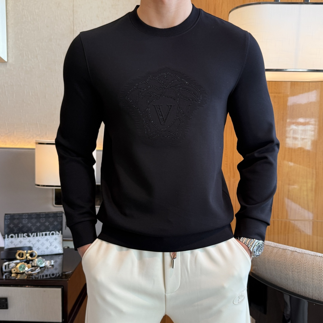 NO:550692,Versace - 2025ss autumn hot new model, the highest version of fashionable pullover sweatshirt and T-shirt, a must-have classic every year. Favored and respected by major stars, it selects high-end European cotton blended fabrics, made with heavy craftsmanship, original hardware accessories logo design, soft and smooth, and dense texture!  Stylish upper body!  One of the impeccable must-have styles for autumn!  M-3XL,,versace,hoodie,sweatshirts,tees,t-shirt,alexander wang19860909范思哲 - 2025ss秋季大爆新款,最高版本时尚套头卫衣T恤、每年必出的经典之作.受各大明星的青睐推崇,精选高端欧棉混纺面料,重工艺制作,原版五金辅料logo设计,柔软顺滑,质地密实！上身时尚有型！秋季无可挑剔必选款式之一！M-3XL,,versace,hoodie,sweatshirts,tees，t-shirt,alexander wang,Men's clothing