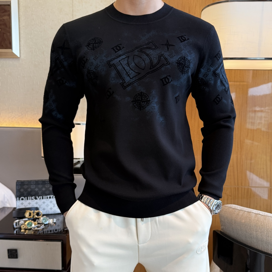 NO:570709,DG - 2025ss Autumn and Winter counter's popular knitted sweater, casual and fashionable outer wear, a must-have for inner wear, custom-made imported sheep wool blended fabric, the fabric has a delicate feel, close to the body and is comfortable without digging into the flesh, and the upper body has a good shape. It is warm to wear, and the counter logo design is very unique. The original quality and craftsmanship are definitely the highest version on the market. The top original version is awesome to wear. It is soft and crisp, not easy to deform. The seams and seams are very rigorous and elegant. Absolute first-line OEM requirements!  Don’t miss it, male gods!  Size M-3XL,,alexander wang19860909DG - 2025ss秋冬专柜大爆款针织毛衫,休闲时尚外穿 内搭必备款,定制进口绵羊毛混纺面料,面料手感细腻,贴身舒适不扎肉,上身版型好 穿着保暖,专柜标志设计非常独特,原版品质与工艺 绝对市场最高版本 顶级原版穿着超赞 柔顺挺括,不易变形.锁边缝盘都非常严谨考究 绝对一线代工要求！男神们别错过！ 尺码 M-3XL,,alexander wang,Men's clothing