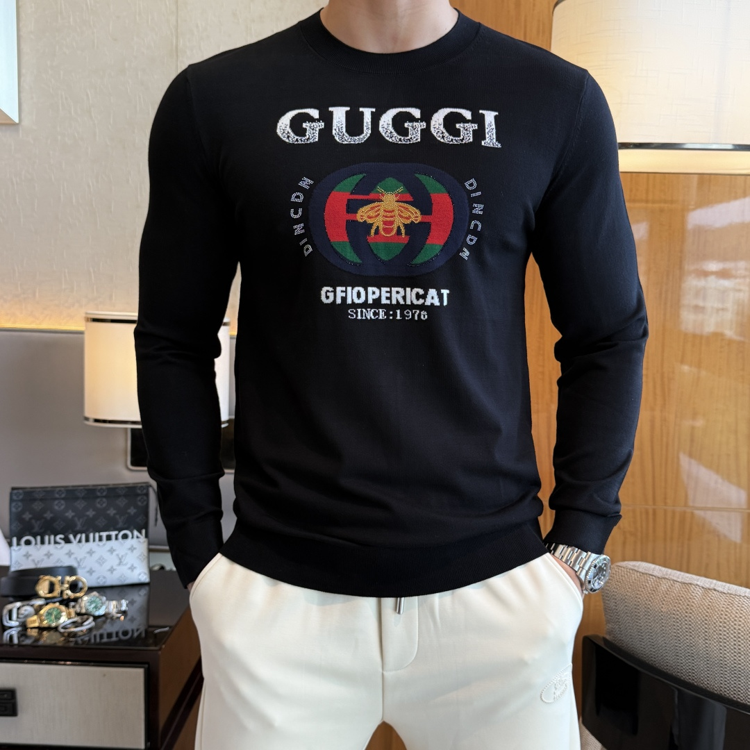 NO:550684,Guqi - 2025ss autumn and winter counter has a big hit knitted sweater, casual and fashionable outside, essential for inner wear, customized imported wool blend fabric, delicate fabric, close-fitting and comfortable without thorn, good upper body style, warm, the counter logo design is very unique, original quality and craftsmanship is absolutely the highest version in the market, the top original version is super-skinned, soft and crisp, not easy to deform. The lock edge sewing plates are very rigorous and exquisite, absolutely first-line OEM requirements!  Don't miss it, male gods!  Size M-3XL, alexander wang19860909古奇 - 2025ss秋冬专柜大爆款针织毛衫,休闲时尚外穿 内搭必备款,定制进口羊毛混纺面料,面料手感细腻,贴身舒适不扎肉,上身版型好 穿着保暖,专柜标志设计非常独特,原版品质与工艺 绝对市场最高版本 顶级原版穿着超赞 柔顺挺括,不易变形.锁边缝盘都非常严谨考究 绝对一线代工要求！男神们别错过！ 尺码 M-3XL,,alexander wang,Men's clothing