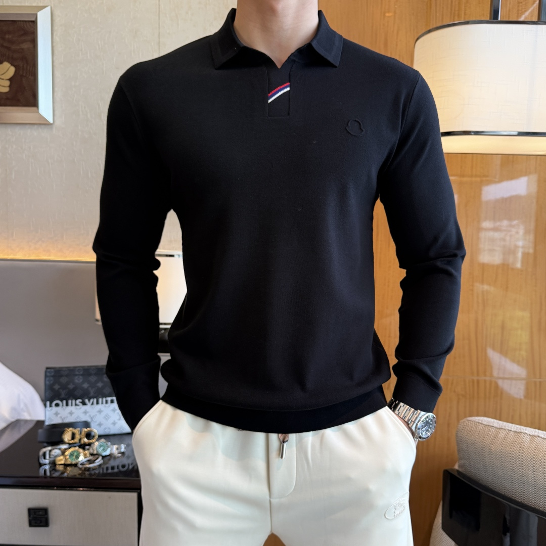 NO:572559,Mengkou - 2025SS Autumn and Winter counter's popular polo shirt, casual and fashionable outer wear, a must-have for inner wear, custom-made imported wool blended fabric, the fabric has a delicate feel, close to the body and is comfortable without digging into the flesh, and the upper body has a good shape. It is warm to wear, and the counter logo design is very unique. The original quality and craftsmanship are definitely the highest version on the market. The top original version is awesome to wear. It is soft and crisp, not easy to deform. The seams and seams are very rigorous and elegant. Absolutely the first-line OEM requirements!  Don’t miss it, male gods!  Sizes M-3XL, up to 190 pounds!  ,,Moncler,alexander wang19860909蒙口 - 2025ss秋冬专柜大爆款polo衫,休闲时尚外穿 内搭必备款,定制进口羊毛混纺面料,面料手感细腻,贴身舒适不扎肉,上身版型好 穿着保暖,专柜标志设计非常独特,原版品质与工艺 绝对市场最高版本 顶级原版穿着超赞 柔顺挺括,不易变形.锁边缝盘都非常严谨考究 绝对一线代工要求！男神们别错过！ 尺码 M-3XL 最大穿190斤！,,Moncler,alexander wang,Men's clothing