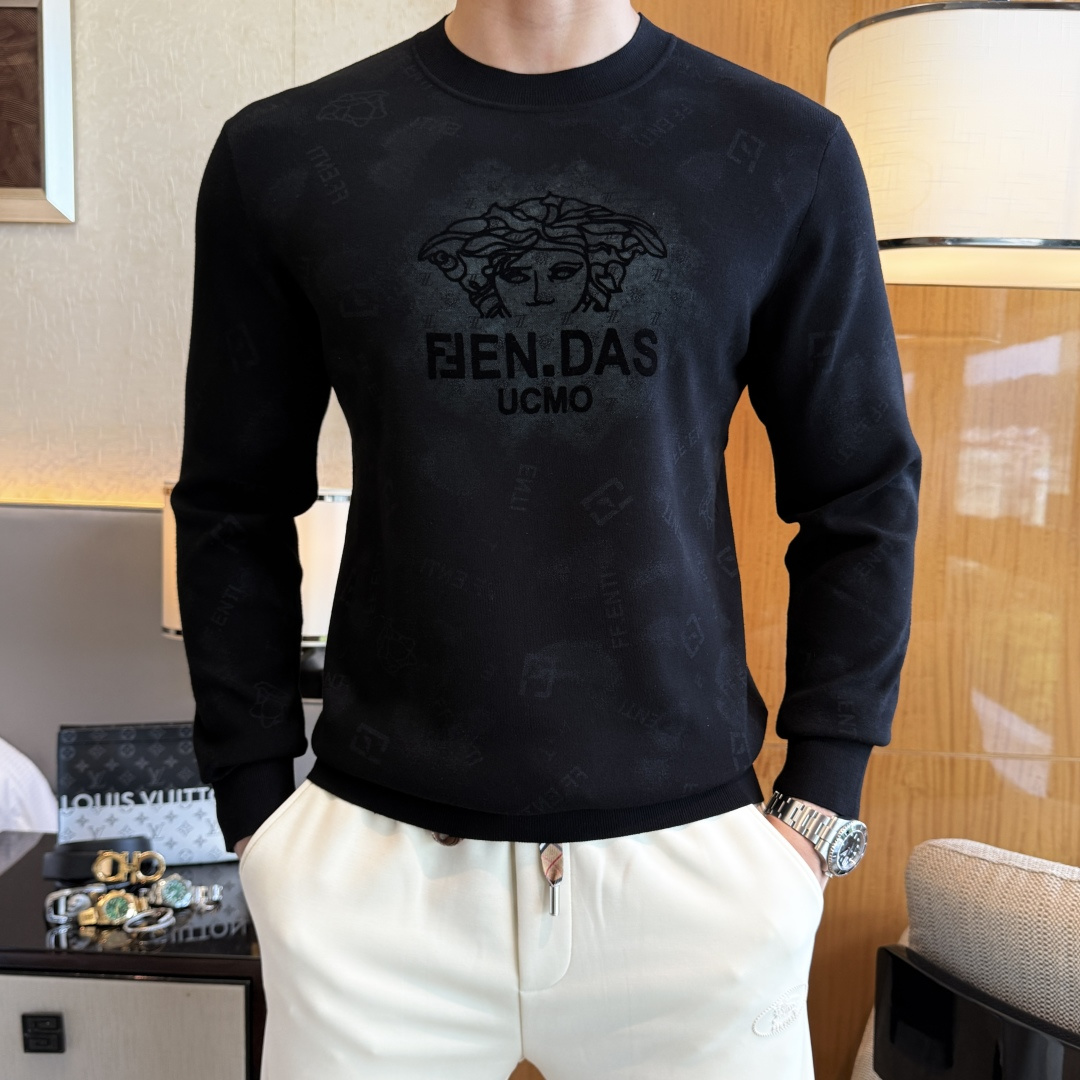 NO:570715,Versace - 2025SS Autumn and Winter Counter Hot Knitted Sweaters, Casual and Fashionable Outerwear, Must-Have Interior Styles, Customized Imported Sheep Wool Blended Fabrics, The Fabrics Have a Fine Handle, Close-fitting and Comfortable without Pricking the Flesh, Good Upper Body Shape, Warm to Worn, Counter Logo Design is Very Unique, Original Quality and Craftsmanship, Absolutely the Highest Version on the Market. The Top Original Originals Wear Awesomely Smooth and Stiff, Not Easily Deformed. The Overlocking and Sewing Plates Are Very Rigorous, Absolute First-line OEM Requirements!  Don’t miss it, male gods!  Size M-3XL,versace,alexander wang19860909范思哲 - 2025ss秋冬专柜大爆款针织毛衫,休闲时尚外穿 内搭必备款,定制进口绵羊毛混纺面料,面料手感细腻,贴身舒适不扎肉,上身版型好 穿着保暖,专柜标志设计非常独特,原版品质与工艺 绝对市场最高版本 顶级原版穿着超赞 柔顺挺括,不易变形.锁边缝盘都非常严谨考究 绝对一线代工要求！男神们别错过！ 尺码 M-3XL,,versace,alexander wang,Men's clothing