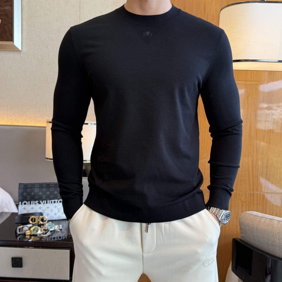 NO:573649,Dior - 2025ss Autumn and Winter Counter Hot Knitted Sweaters, Casual and Fashionable Outerwear, Must-Have Interior Style, Customized Imported Wool Blended Fabrics, The Fabrics Have a Fine Handle, Close-fitting and Comfortable without Pricking the Flesh, Good Upper Body Shape, Warm to Worn, Counter Logo Design is Very Unique, Original Quality and Craftsmanship, Absolutely the Highest Version on the Market. Top Original Originals Wear Awesome, Smooth and Stiff, Not Easily Deformed. The overlocking and sewing plates are very rigorous and elegant, absolutely the first-line OEM requirements!  Don’t miss it, male gods!  Size M-3XL,,dior,alexander wang19860909迪奥 - 2025ss秋冬专柜大爆款针织毛衫,休闲时尚外穿 内搭必备款,定制进口羊毛混纺面料,面料手感细腻,贴身舒适不扎肉,上身版型好 穿着保暖,专柜标志设计非常独特,原版品质与工艺 绝对市场最高版本 顶级原版穿着超赞 柔顺挺括,不易变形.锁边缝盘都非常严谨考究 绝对一线代工要求！男神们别错过！ 尺码 M-3XL,,dior,alexander wang,Men's clothing