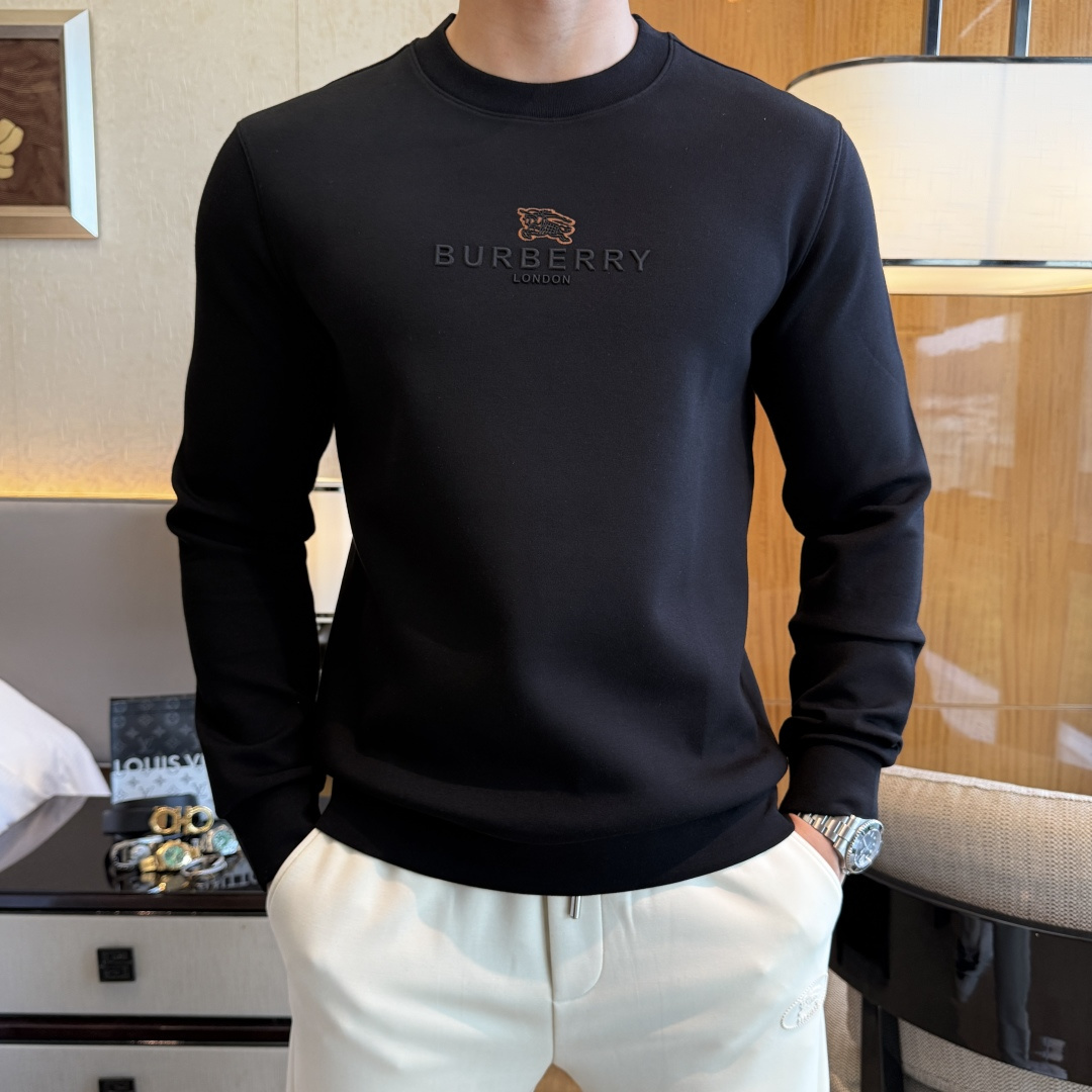 NO:564834,Burberry - 2025ss Autumn hot new model, the highest version of fashionable pullover cashmere sweatshirt T-shirt, a classic that must be released every year. Favored and respected by major stars, it selects high-end European cotton blended fabrics, made with heavy craftsmanship, original hardware accessories logo design, soft and smooth, and dense texture!  Stylish upper body!  One of the impeccable must-have styles for autumn!  M-3XL,,burberry,hoodie,sweatshirts,tees,t-shirt,alexander wang19860909巴宝莉 - 2025ss秋季大爆新款,最高版本时尚套头羊绒卫衣T恤、每年必出的经典之作.受各大明星的青睐推崇,精选高端欧棉混纺面料,重工艺制作,原版五金辅料logo设计,柔软顺滑,质地密实！上身时尚有型！秋季无可挑剔必选款式之一！M-3XL,,burberry,hoodie,sweatshirts,tees，t-shirt,alexander wang,Men's clothing