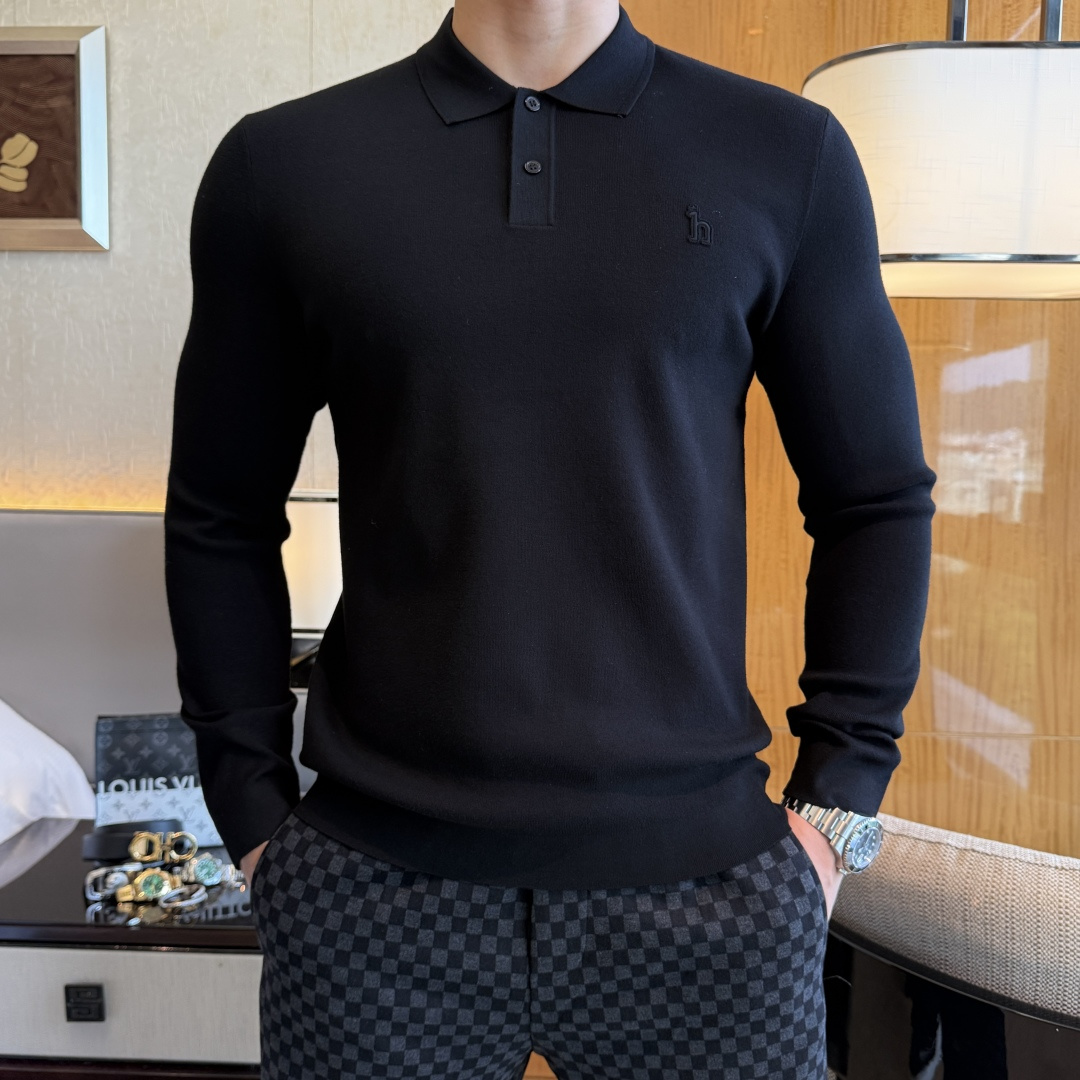 NO:573629,Hermès - 2025ss Autumn and Winter counter hot style polo shirt, casual and fashionable outer wear, a must-have for inner wear, custom imported wool blended fabric, the fabric has a delicate feel, close to the body and is comfortable without piercing the flesh, the upper body has a good shape and is warm to wear, the counter logo design is very unique, the original quality and craftsmanship are definitely the highest version on the market, the top original version is awesome to wear, soft and crisp, not easy to deform. The seams and seams are very rigorous and elegant, absolutely the first-line OEM requirements!  Don’t miss it, male gods!  Sizes M-3XL, up to 190 pounds!  ,,hermes,alexander wang19860909爱玛仕 - 2025ss秋冬专柜大爆款polo衫,休闲时尚外穿 内搭必备款,定制进口羊毛混纺面料,面料手感细腻,贴身舒适不扎肉,上身版型好 穿着保暖,专柜标志设计非常独特,原版品质与工艺 绝对市场最高版本 顶级原版穿着超赞 柔顺挺括,不易变形.锁边缝盘都非常严谨考究 绝对一线代工要求！男神们别错过！ 尺码 M-3XL 最大穿190斤！,,hermes,alexander wang,Men's clothing