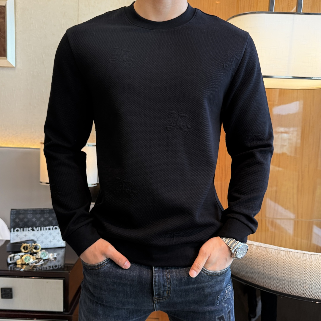 NO:568584,Burberry - 2025ss autumn hot new model, the highest version of fashionable pullover sweatshirt and T-shirt, a classic that must be released every year. Favored and respected by major stars, it selects high-end European cotton blended fabrics, made with heavy craftsmanship, original hardware accessories logo design, soft and smooth, and dense texture!  Stylish upper body!  One of the impeccable must-have styles for autumn!  M-3XL,,burberry,hoodie,sweatshirts,tees,t-shirt,alexander wang19860909巴宝莉 - 2025ss秋季大爆新款,最高版本时尚套头卫衣T恤、每年必出的经典之作.受各大明星的青睐推崇,精选高端欧棉混纺面料,重工艺制作,原版五金辅料logo设计,柔软顺滑,质地密实！上身时尚有型！秋季无可挑剔必选款式之一！M-3XL,,burberry,hoodie,sweatshirts,tees，t-shirt,alexander wang,Men's clothing