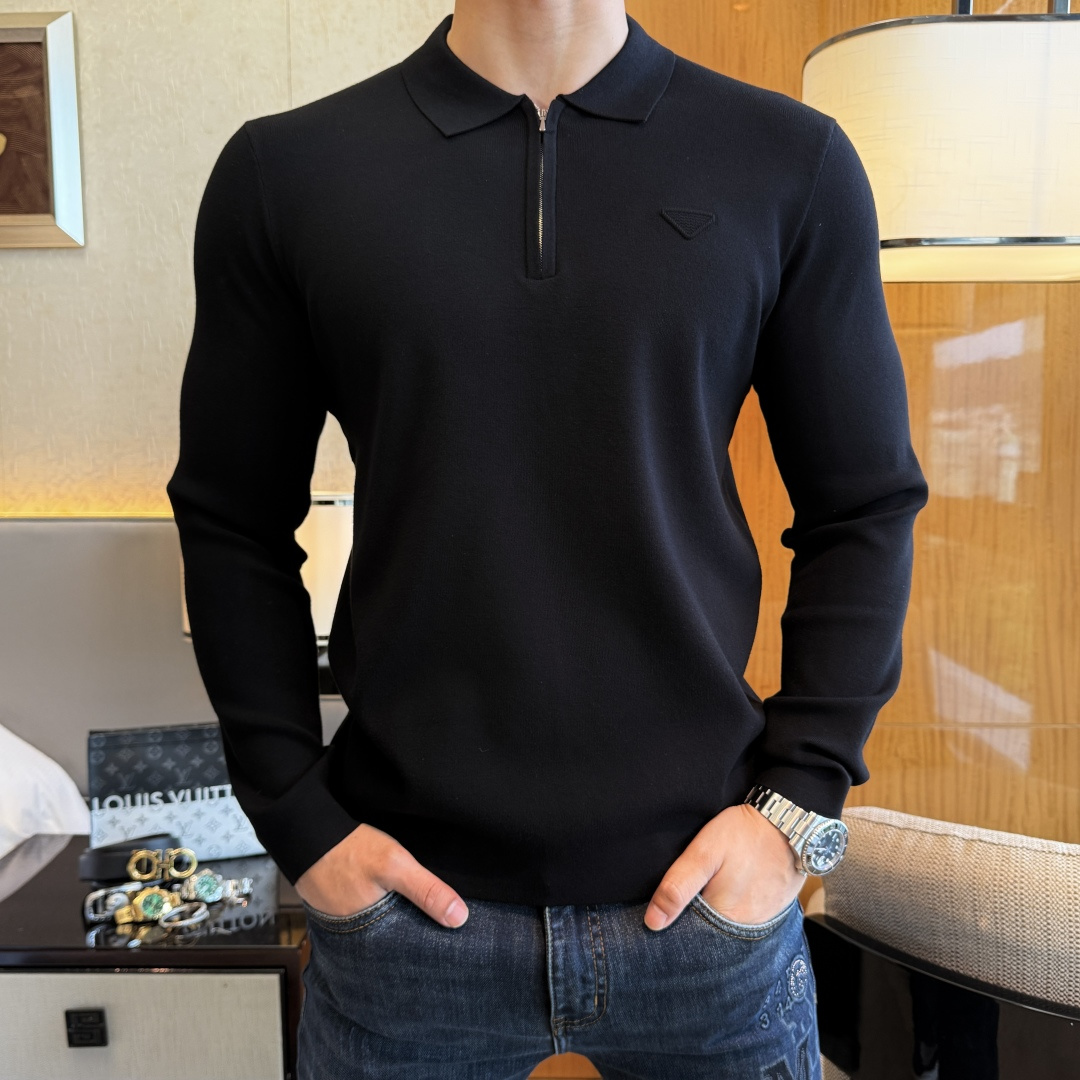 NO:572563,Prada - 2025ss Autumn and Winter counter hot style polo shirt, casual and fashionable outer wear, a must-have for inner wear, customized imported wool blended fabric, the fabric has a delicate feel, close to the body and is comfortable without piercing the flesh, the upper body has a good shape and is warm to wear, the counter logo design is very unique, the original quality and craftsmanship are definitely the highest version on the market. The top original version is awesome to wear. It is soft and crisp, not easy to deform. The seams and seams are very rigorous and elegant, absolutely the first-line OEM requirements!  Don’t miss it, male gods!  Sizes M-3XL, up to 190 pounds!  ,,prada,alexander wang19860909普拉达 - 2025ss秋冬专柜大爆款polo衫,休闲时尚外穿 内搭必备款,定制进口羊毛混纺面料,面料手感细腻,贴身舒适不扎肉,上身版型好 穿着保暖,专柜标志设计非常独特,原版品质与工艺 绝对市场最高版本 顶级原版穿着超赞 柔顺挺括,不易变形.锁边缝盘都非常严谨考究 绝对一线代工要求！男神们别错过！ 尺码 M-3XL 最大穿190斤！,,prada,alexander wang,Men's clothing