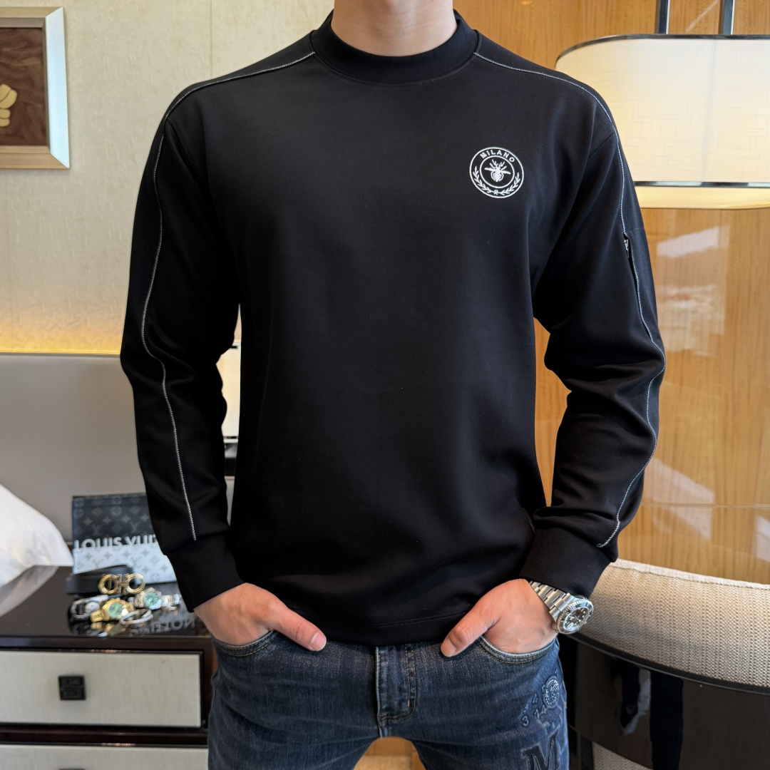 NO:572547,Dior - 2025ss hot new style in autumn, the highest version of fashionable pullover sweatshirt, a classic that must be released every year. Favored and respected by major stars, it uses high-end European cotton blended fabrics, heavy craftsmanship, original hardware accessories and logo design, soft and smooth, and dense texture!  Stylish upper body!  One of the impeccable must-have styles for autumn!  M-3XL,,dior,hoodie,sweatshirts,alexander wang19860909迪奥 - 2025ss秋季大爆新款,最高版本时尚套头卫衣、每年必出的经典之作.受各大明星的青睐推崇,精选高端欧棉混纺面料,重工艺制作,原版五金辅料logo设计,柔软顺滑,质地密实！上身时尚有型！秋季无可挑剔必选款式之一！M-3XL,,dior,hoodie,sweatshirts,alexander wang,Men's clothing