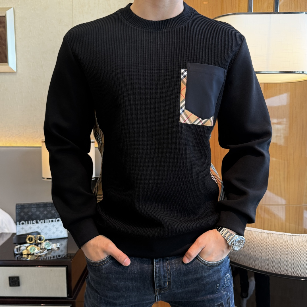 NO:572551,Burberry - 2025ss hot new style in autumn, the highest version of fashionable patchwork pullover sweatshirt, a classic that must be released every year. Favored and respected by major stars, it selects high-end European cotton blended fabrics, is made with heavy craftsmanship, original hardware accessories logo design, soft and smooth, and dense texture!  Stylish upper body!  One of the impeccable must-have styles for autumn!  M-3XL,,burberry,hoodie,sweatshirts,alexander wang19860909巴宝莉- 2025ss秋季大爆新款,最高版本时尚拼接套头卫衣、每年必出的经典之作.受各大明星的青睐推崇,精选高端欧棉混纺面料,重工艺制作,原版五金辅料logo设计,柔软顺滑,质地密实！上身时尚有型！秋季无可挑剔必选款式之一！M-3XL,,burberry,hoodie,sweatshirts,alexander wang,Men's clothing