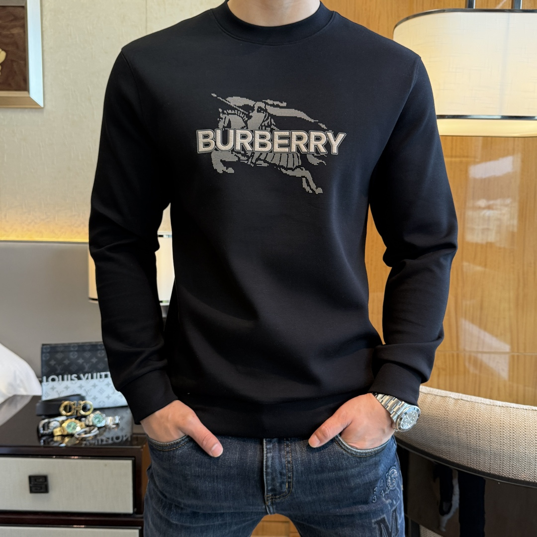 NO:550701,Burberry - 2025ss hot new style in autumn, the highest version of fashionable pullover sweatshirt and T-shirt, a classic that must be released every year. Favored and respected by major stars, it is made of high-end European cotton blended fabrics, made with heavy craftsmanship, original hardware accessories logo design, soft and smooth, and dense texture!  Stylish upper body!  One of the impeccable must-have styles for autumn!  M-3XL,,burberry,hoodie,sweatshirts,tees,t-shirt,alexander wang19860909巴宝莉 - 2025ss秋季大爆新款,最高版本时尚套头卫衣T恤、每年必出的经典之作.受各大明星的青睐推崇,精选高端欧棉混纺面料,重工艺制作,原版五金辅料logo设计,柔软顺滑,质地密实！上身时尚有型！秋季无可挑剔必选款式之一！M-3XL,,burberry,hoodie,sweatshirts,tees，t-shirt,alexander wang,Men's clothing