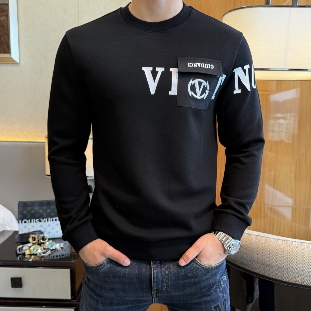 NO:564855,Valentino - 2025SS Autumn hot new style, the highest version of fashionable pullover sweatshirt and T-shirt, a classic that must be released every year. Favored and respected by major stars, it selects high-end European cotton blended fabrics, is made with heavy craftsmanship, original hardware accessories logo design, soft and smooth, and dense texture!  Stylish upper body!  One of the impeccable must-have styles for autumn!  M-3XL,,valentino,hoodie,sweatshirts,tees,t-shirt,alexander wang19860909华伦天奴 - 2025ss秋季大爆新款,最高版本时尚套头卫衣T恤、每年必出的经典之作.受各大明星的青睐推崇,精选高端欧棉混纺面料,重工艺制作,原版五金辅料logo设计,柔软顺滑,质地密实！上身时尚有型！秋季无可挑剔必选款式之一！M-3XL,,valentino,hoodie,sweatshirts,tees，t-shirt,alexander wang,Men's clothing