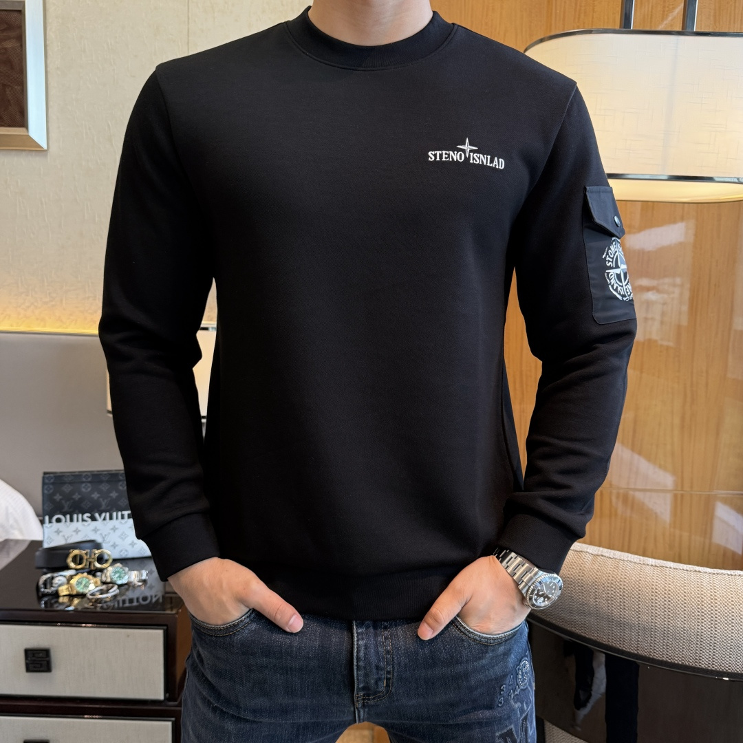 NO:572544,Stone Island - 2025SS hot new style in autumn, the highest version of fashionable pullover sweatshirt, a classic that must be released every year. Favored and respected by major stars, it uses high-end European cotton blended fabrics, heavy craftsmanship, original hardware accessories and logo design, soft and smooth, and dense texture!  Stylish upper body!  One of the impeccable must-have styles for autumn!  M-3XL,,hoodie,sweatshirts,alexander wang19860909石头岛 - 2025ss秋季大爆新款,最高版本时尚套头卫衣、每年必出的经典之作.受各大明星的青睐推崇,精选高端欧棉混纺面料,重工艺制作,原版五金辅料logo设计,柔软顺滑,质地密实！上身时尚有型！秋季无可挑剔必选款式之一！M-3XL,,hoodie,sweatshirts,alexander wang,Men's clothing