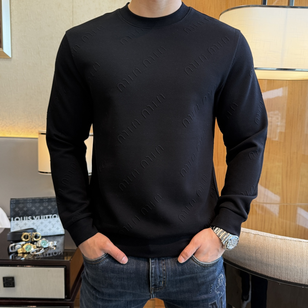 NO:568589,Miu Miu - 2025ss hot new style in autumn, the highest version of fashionable pullover sweatshirt and T-shirt, a classic that must be released every year. Favored and respected by major stars, it is a selection of high-end European cotton blended fabrics, made with heavy craftsmanship, original hardware accessories logo design, soft and smooth, and dense texture!  Stylish upper body!  One of the impeccable must-have styles for autumn!  M-3XL,,hoodie,sweatshirts,tees,t-shirt,alexander wang19860909谬谬 - 2025ss秋季大爆新款,最高版本时尚套头卫衣T恤、每年必出的经典之作.受各大明星的青睐推崇,精选高端欧棉混纺面料,重工艺制作,原版五金辅料logo设计,柔软顺滑,质地密实！上身时尚有型！秋季无可挑剔必选款式之一！M-3XL,,hoodie,sweatshirts,tees，t-shirt,alexander wang,Men's clothing